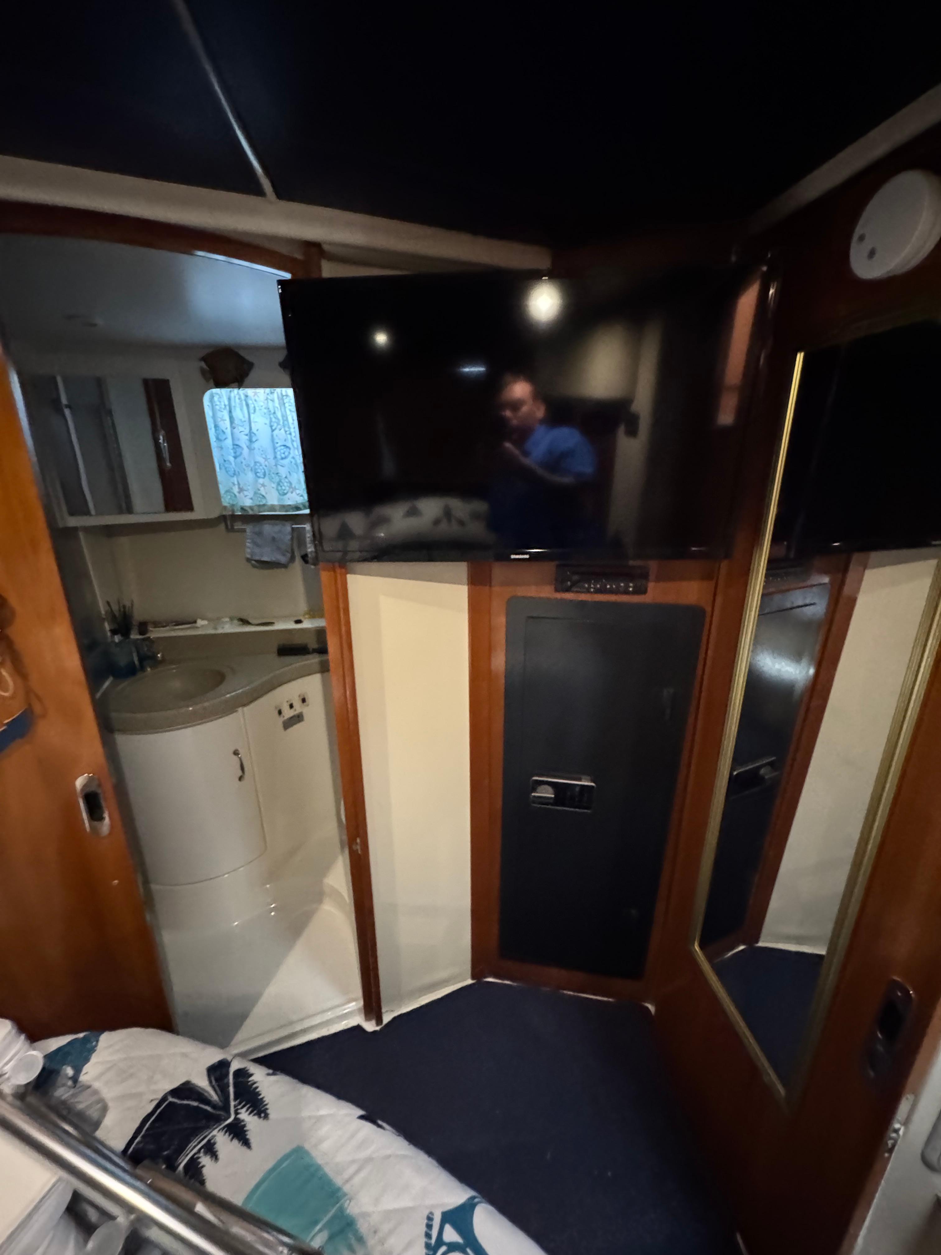 2005-carver-41-cockpit-motor-yacht-power-9822517-980477835-0-310520251215-30