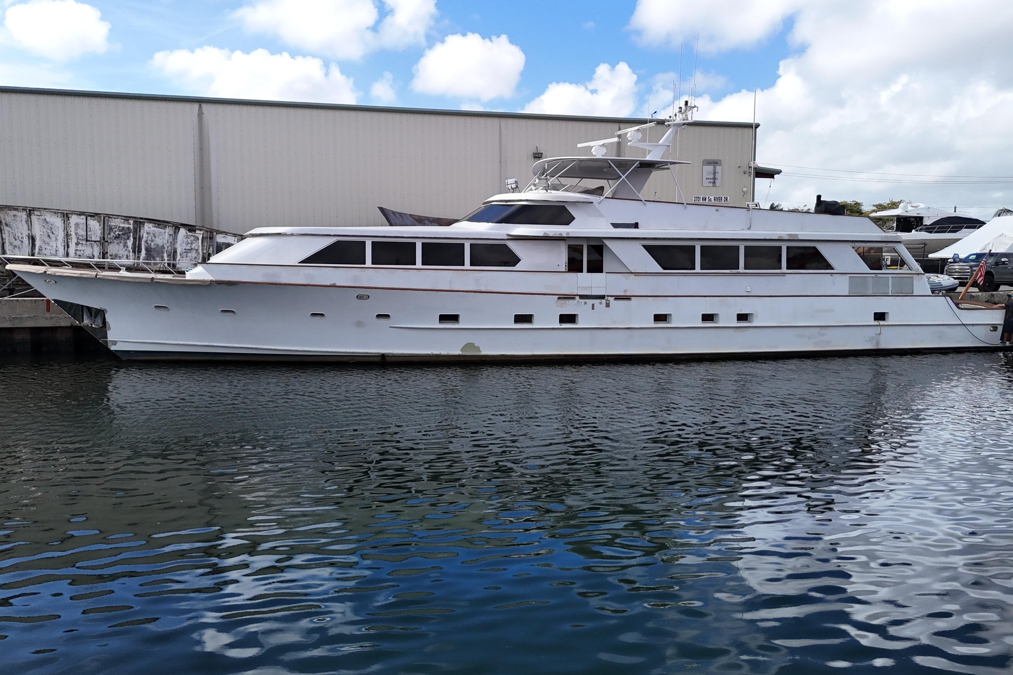 1990 Denison Pilothouse Cockpit Motoryacht