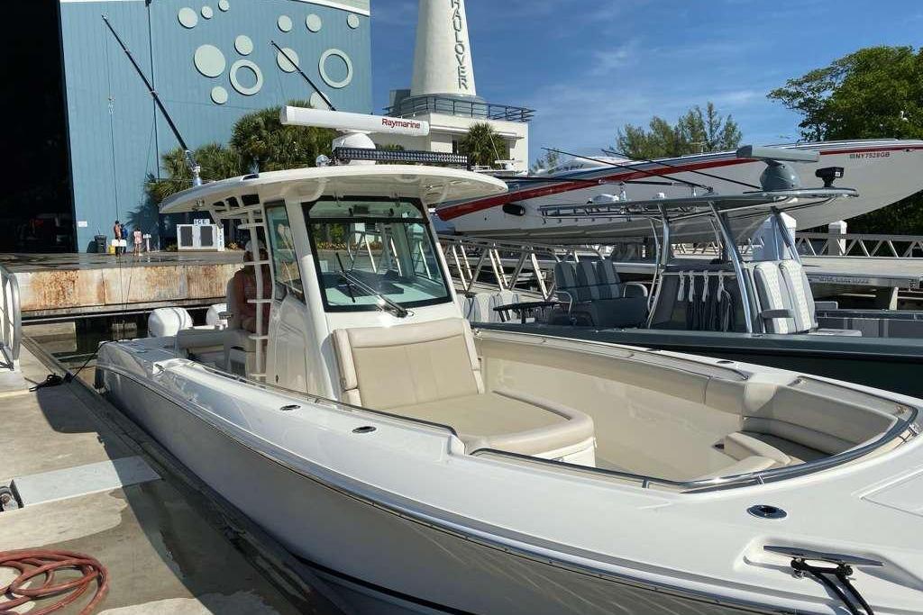 2019 Boston Whaler 330 Outrage