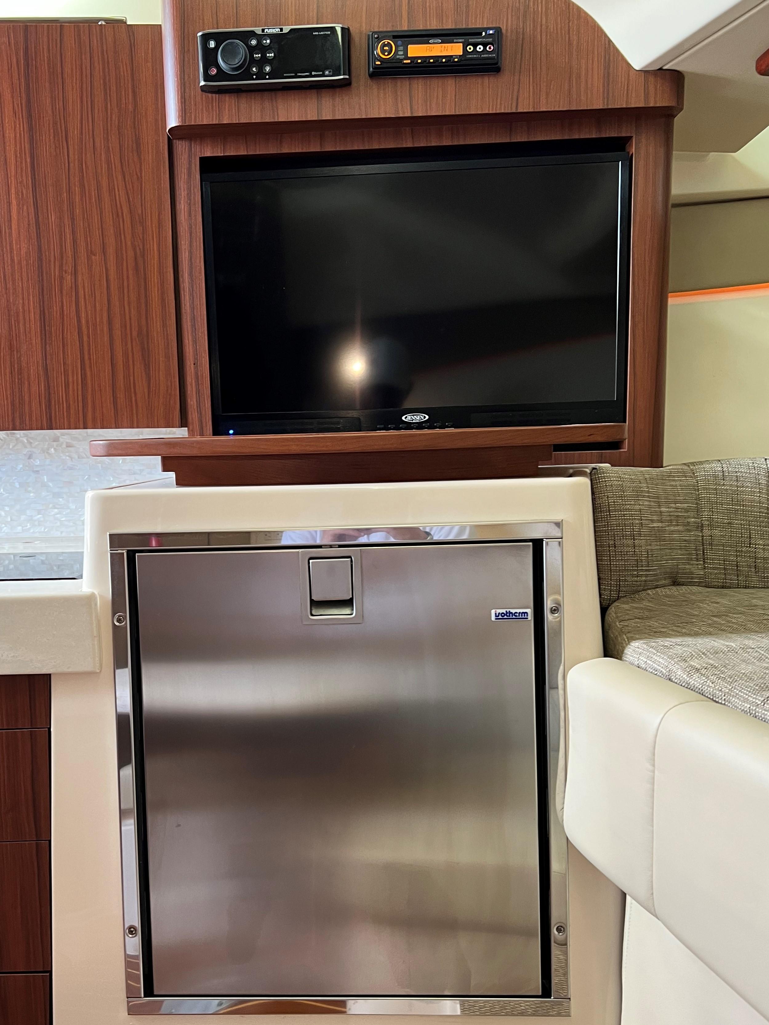 Grady-White Movin On -Cabin, TV, Refrigerator