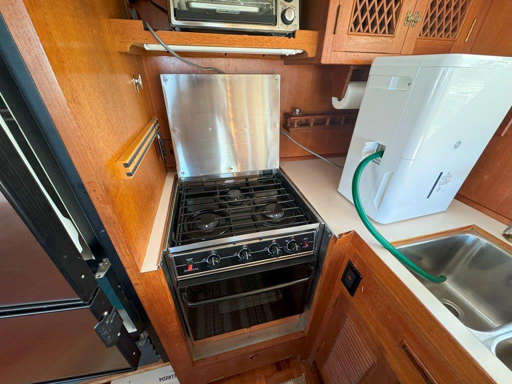 Ocean Alexander-50 MK1 1980 -WA-US-Galley kitchen in 1980 Ocean Alexander 50 MK1 yacht with stove and sink.-9725618 | Thumbnail