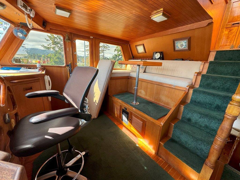 Ocean Alexander-50 MK1 1980 -WA-US-Interior of 1980 Ocean Alexander 50 MK1 yacht with wood paneling and seating area.-9725618 | Thumbnail