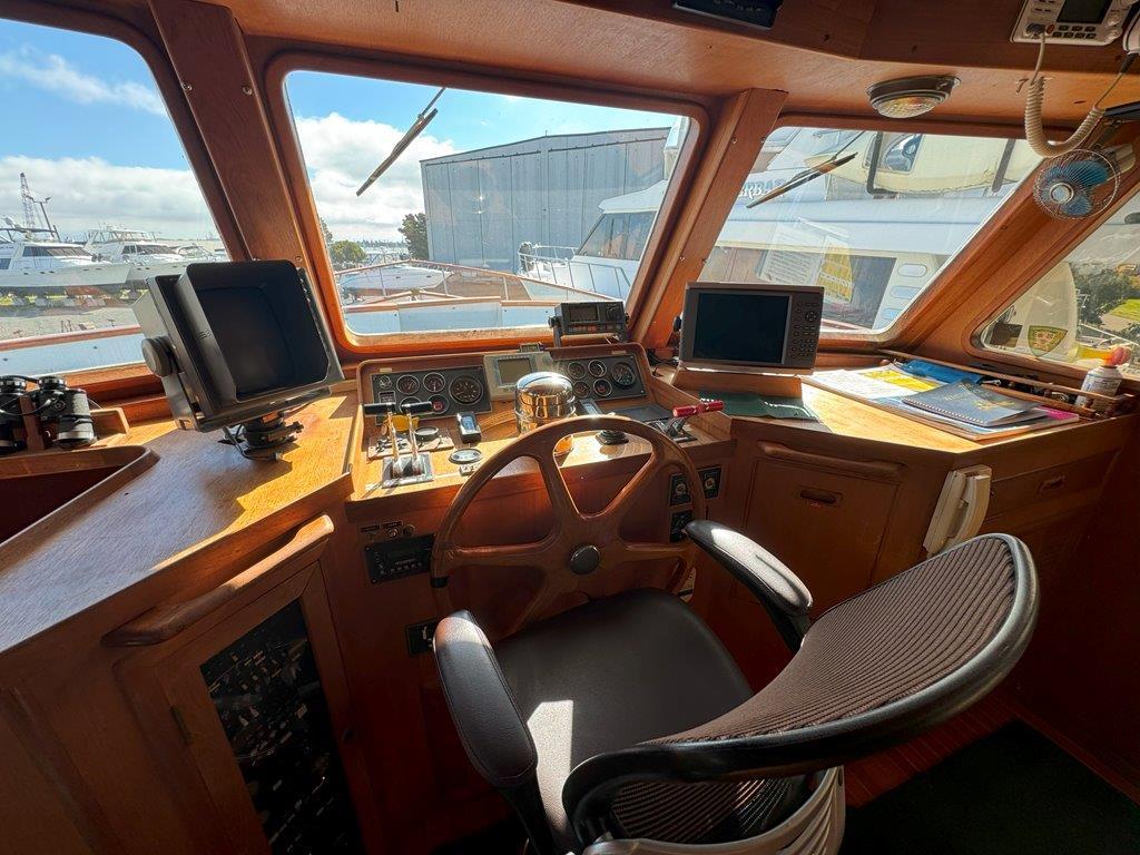Ocean Alexander-50 MK1 1980 -WA-US-Cockpit of 1980 Ocean Alexander 50 MK1 yacht with steering wheel and navigation equipment.-9725618 | Thumbnail