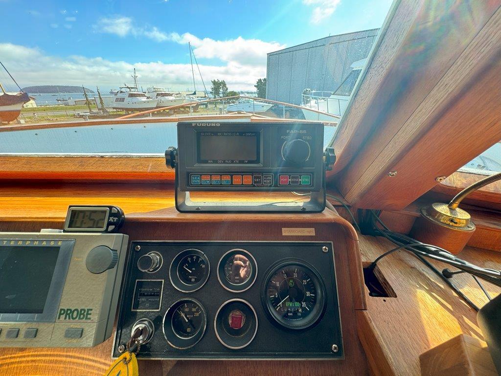 Ocean Alexander-50 MK1 1980 -WA-US-Cockpit view of 1980 Ocean Alexander 50 MK1 with navigation instruments and gauges.-9725618 | Thumbnail