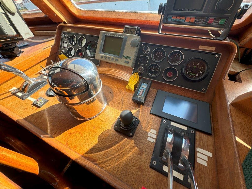 Ocean Alexander-50 MK1 1980 -WA-US-Cockpit of 1980 Ocean Alexander 50 MK1 yacht with navigation instruments and controls.-9725618 | Thumbnail
