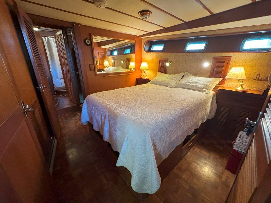 Ocean Alexander-50 MK1 1980 -WA-US-Cozy bedroom in 1980 Ocean Alexander 50 MK1 yacht with wood paneling and ambient lighting.-9725618 | Thumbnail