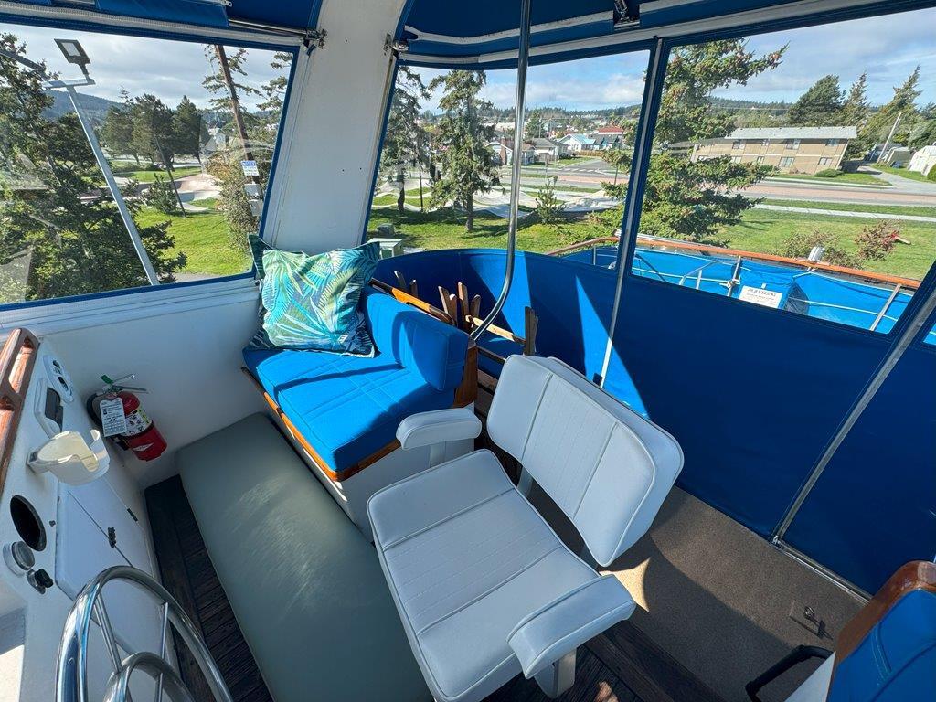 Ocean Alexander-50 MK1 1980 -WA-US-Interior view of 1980 Ocean Alexander 50 MK1 yacht with blue seating and scenic windows.-9725618 | Thumbnail