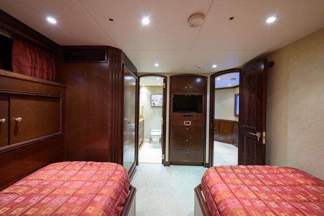 Swiftships 118 UH OH - Starboard Guest Stateroom Entrance & TV