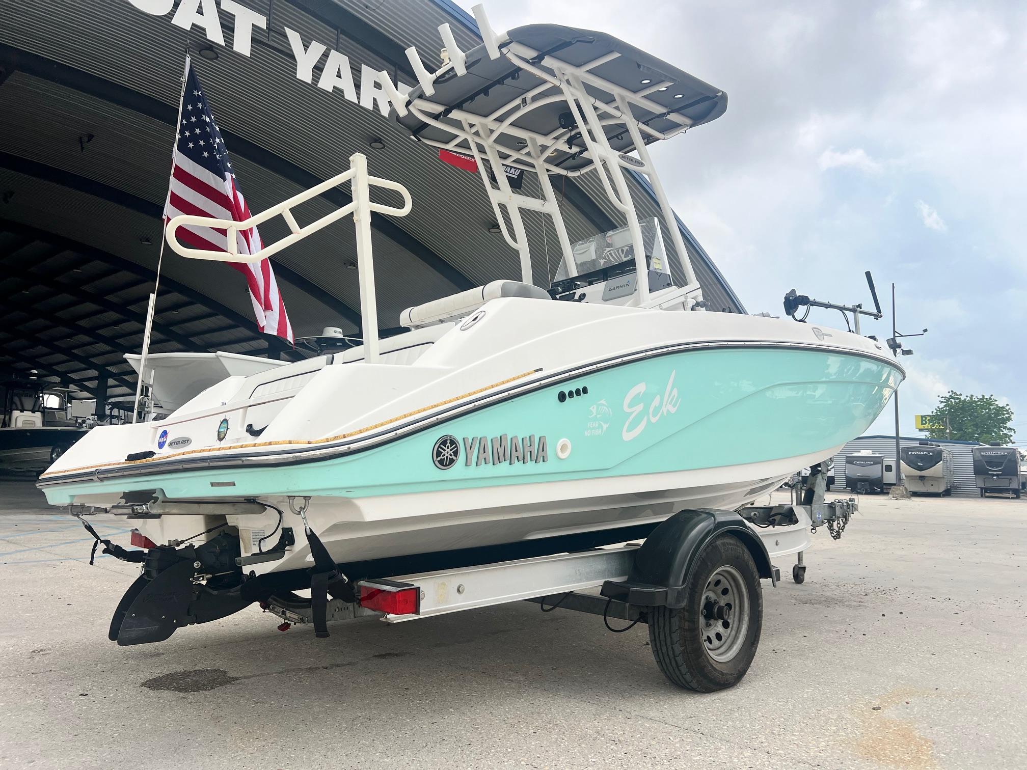 2020 Yamaha Boats 195 FSH Sport on trailer, displayed outdoors with American flag.