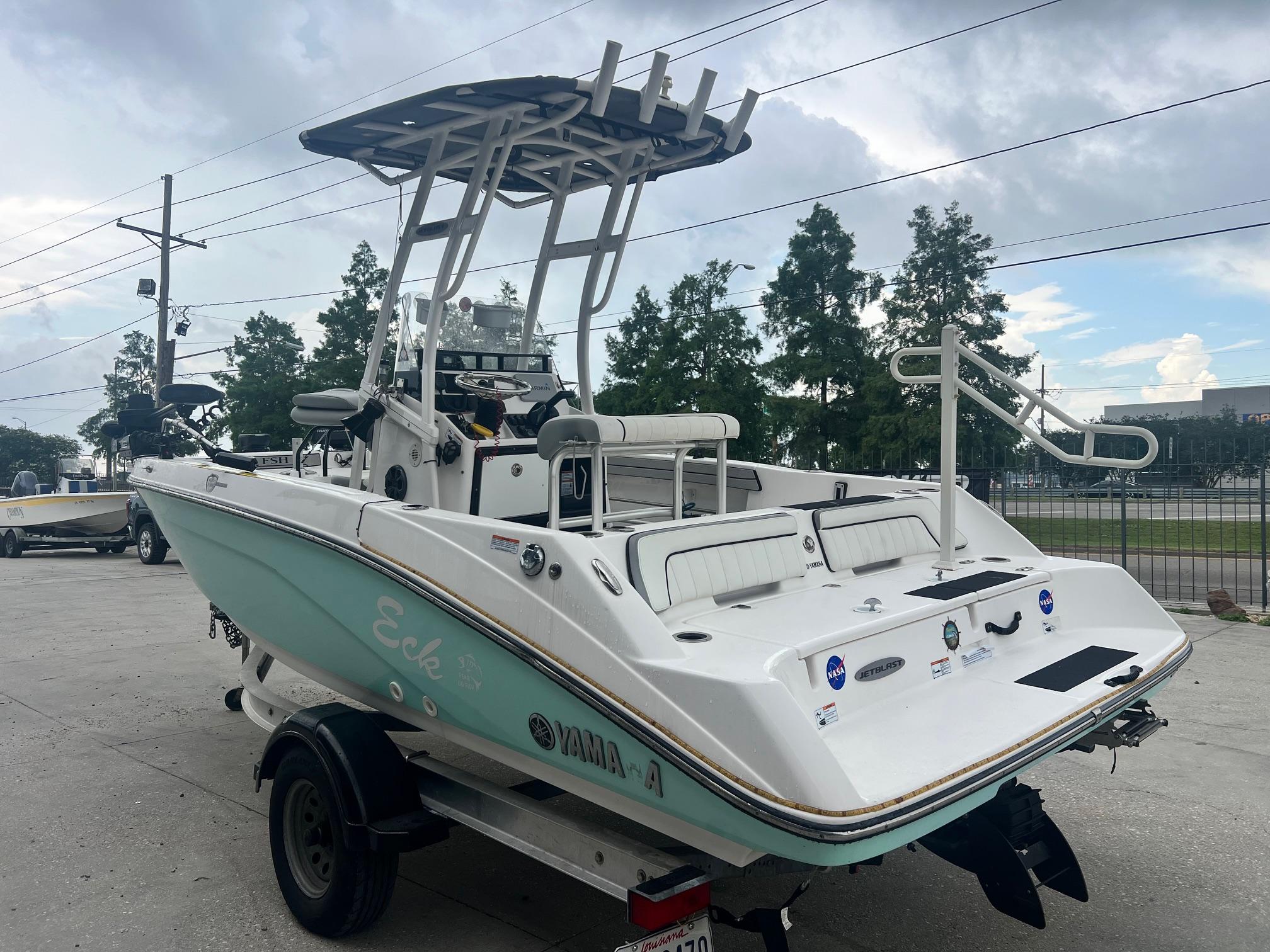 2020 Yamaha Boats 195 FSH Sport on trailer, parked outdoors under cloudy sky.