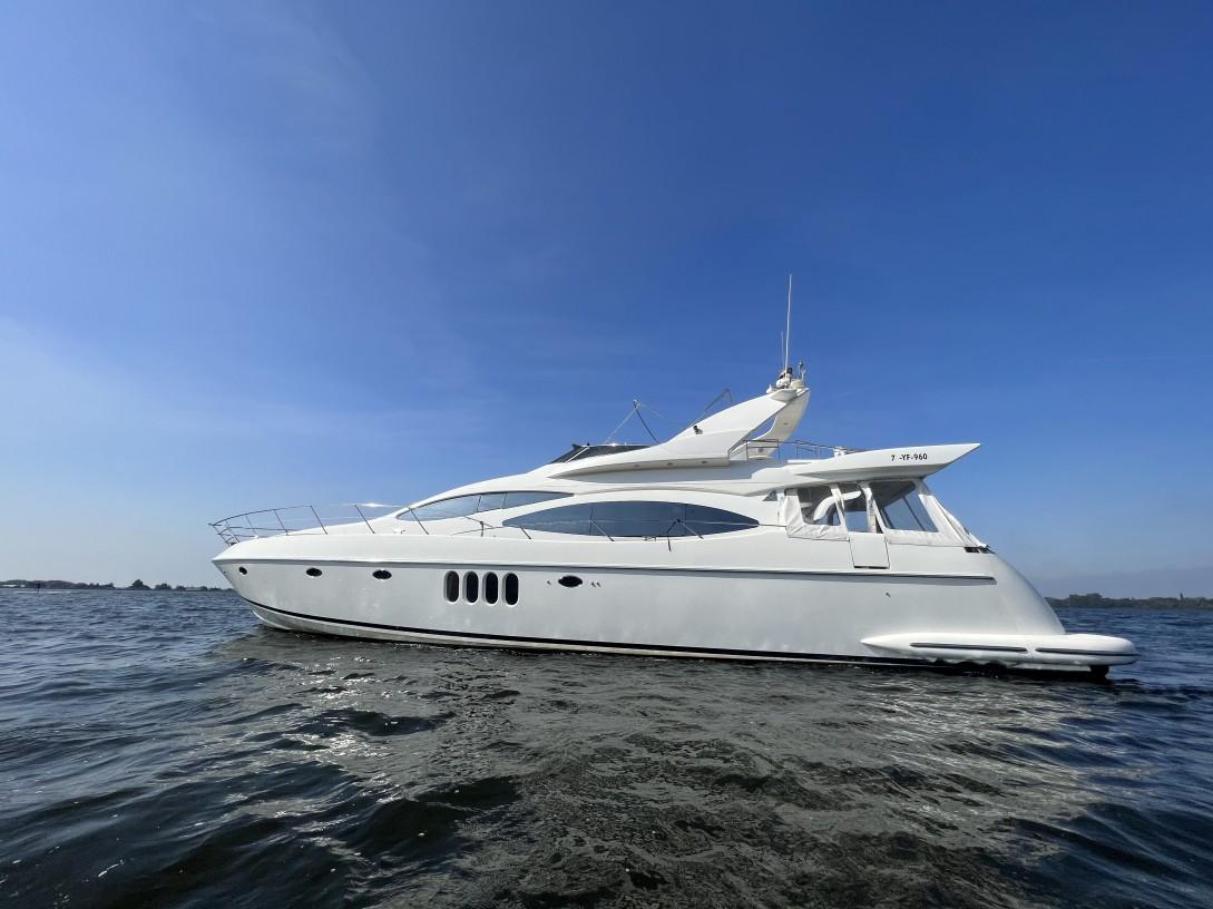 2001 Azimut 68 large 2