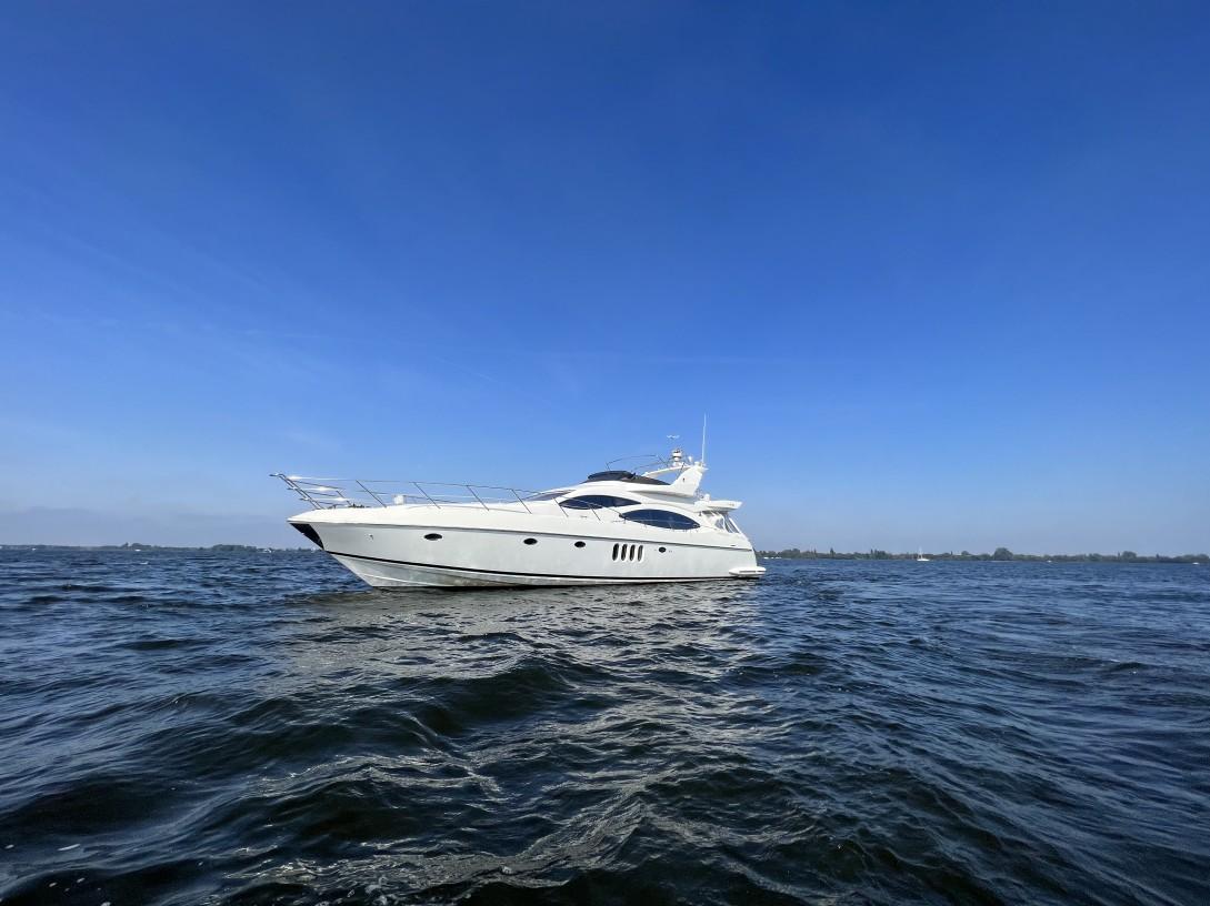 2001 Azimut 68 large 3