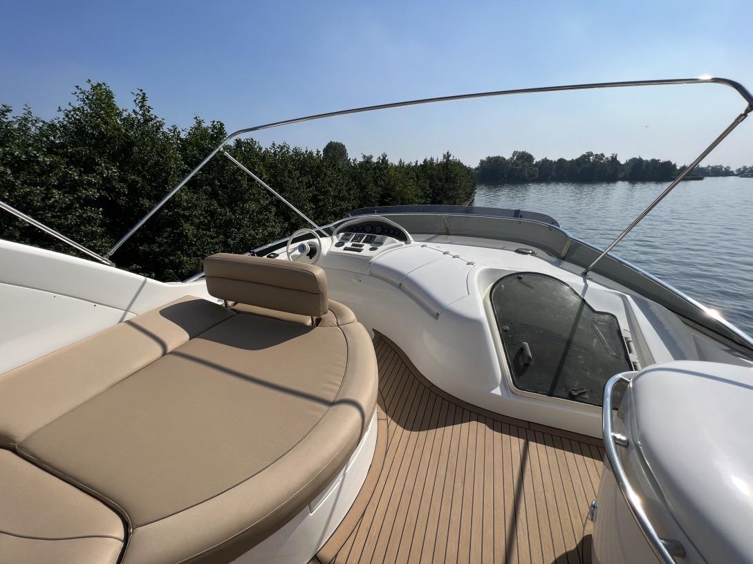 2001 Azimut 68 large 10