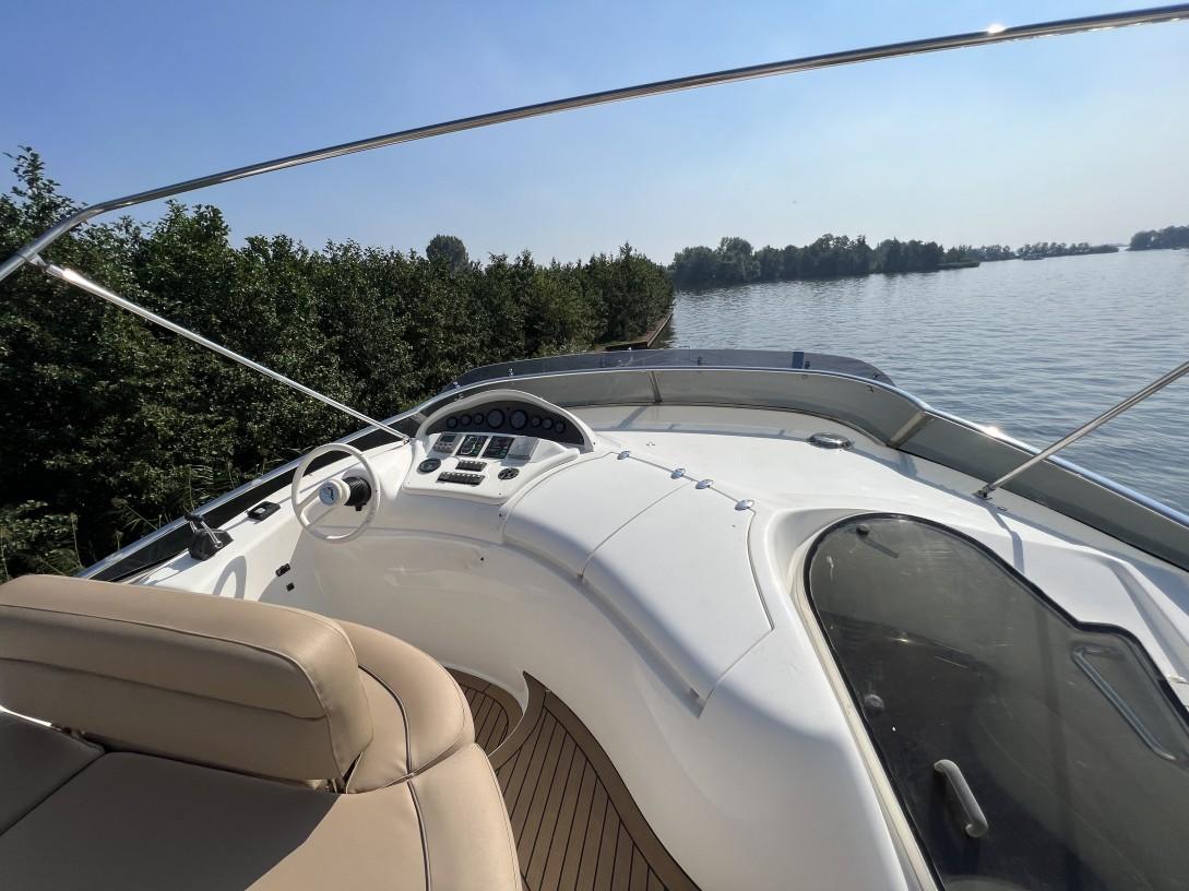 2001 Azimut 68 large 11