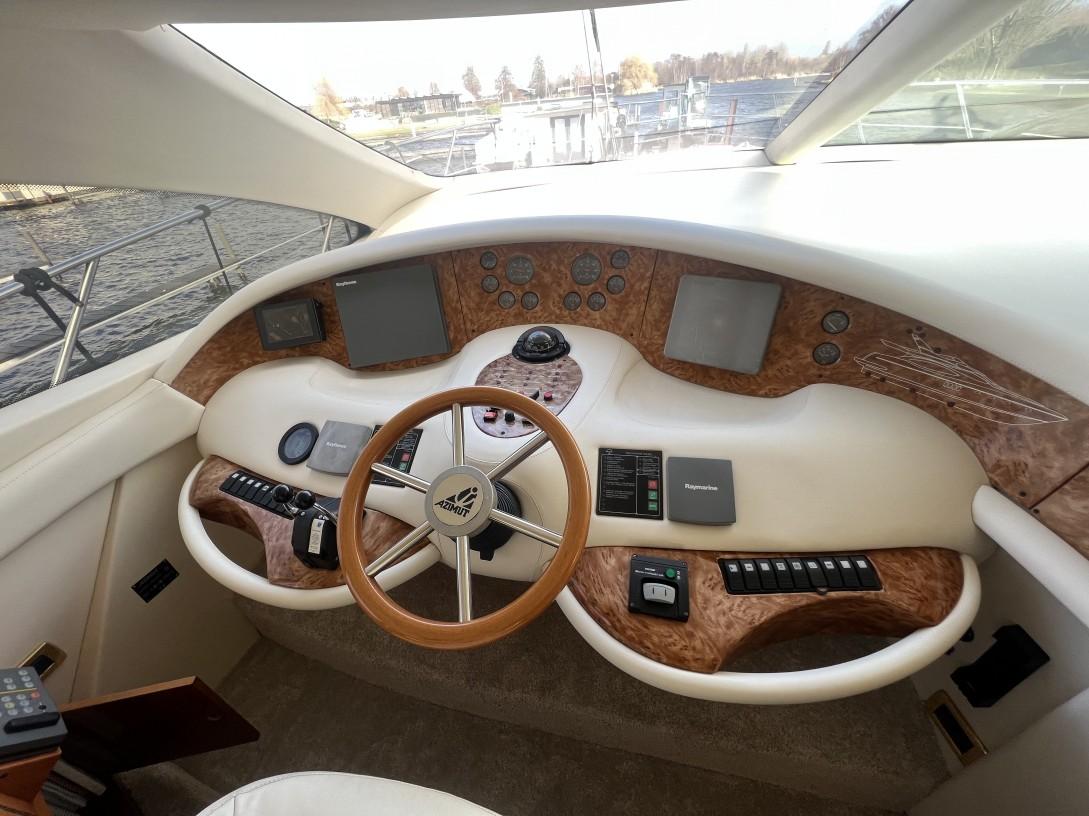 2001 Azimut 68 large 25