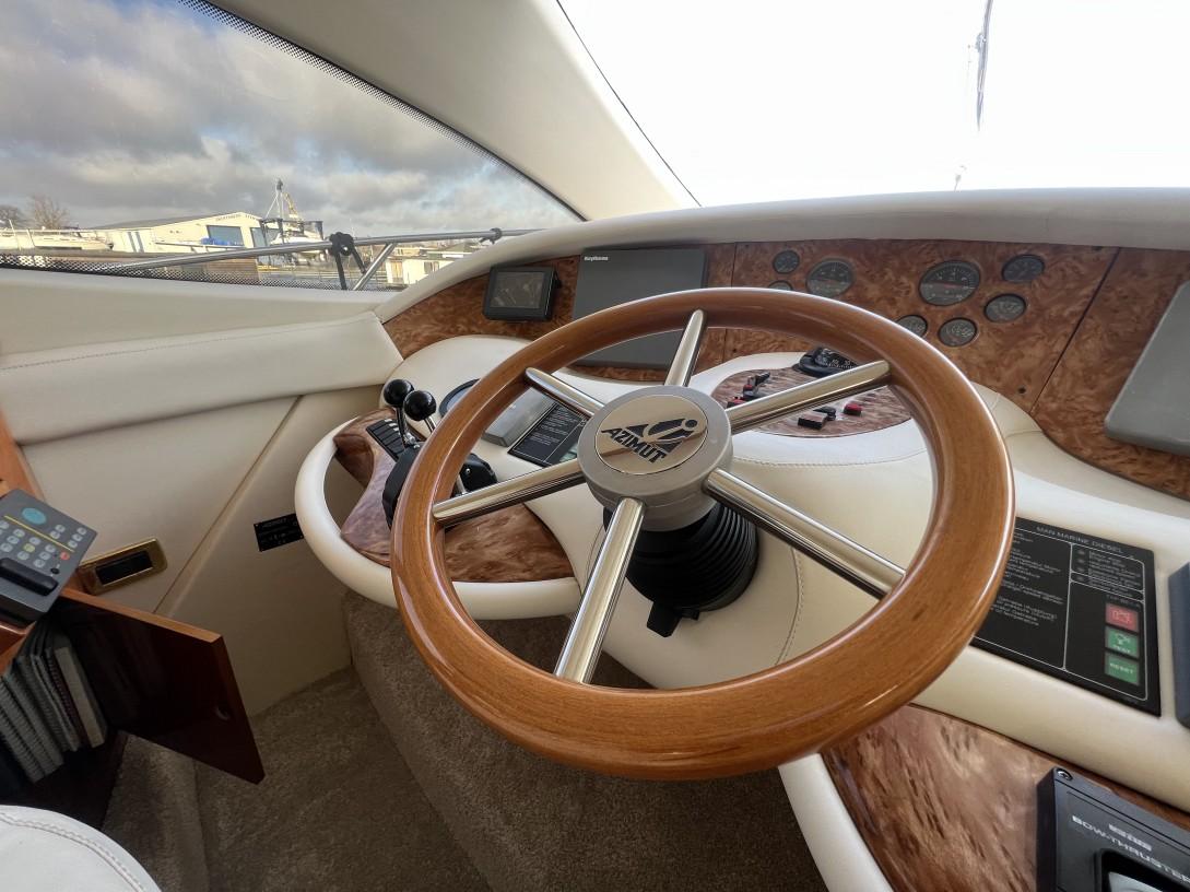 2001 Azimut 68 large 26