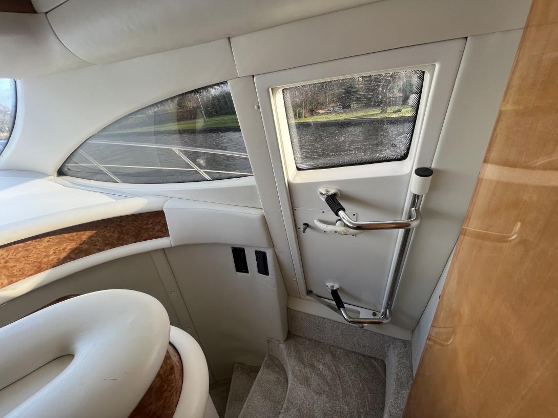 2001 Azimut 68 large 30