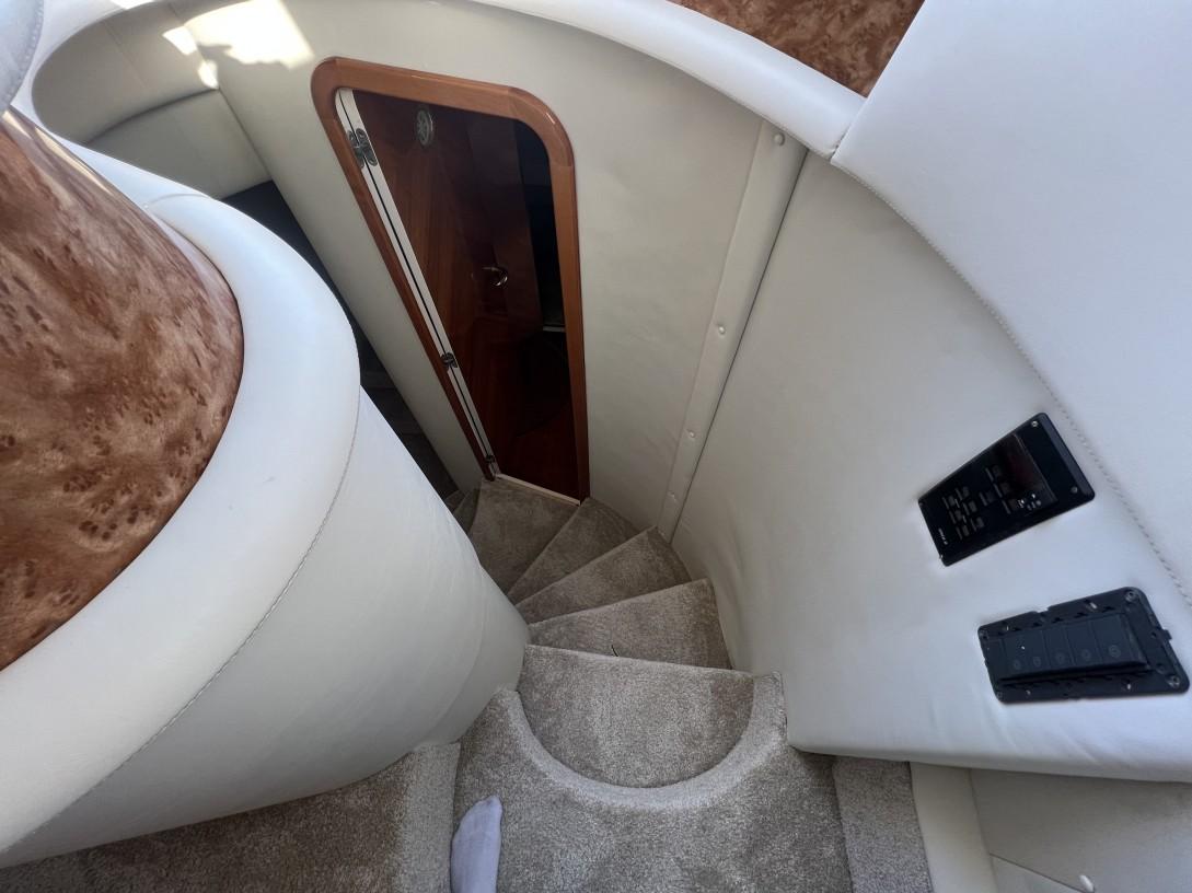 2001 Azimut 68 large 32