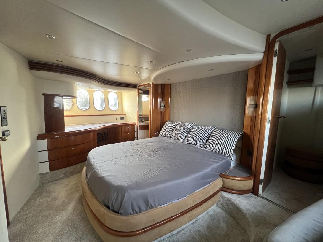 2001 Azimut 68 large 46