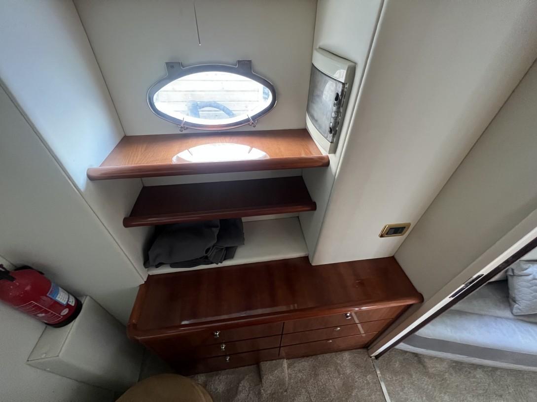 2001 Azimut 68 large 50