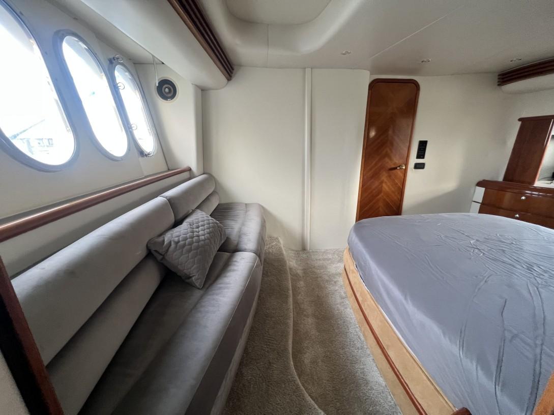 2001 Azimut 68 large 51