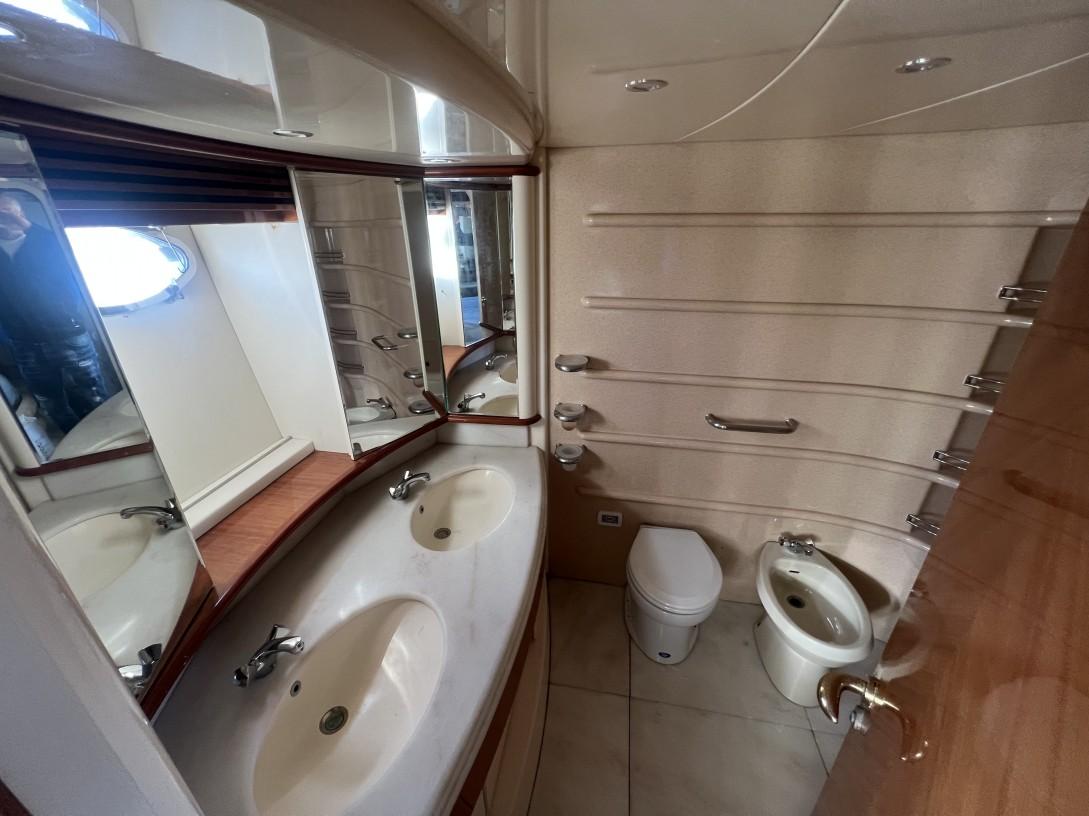 2001 Azimut 68 large 55