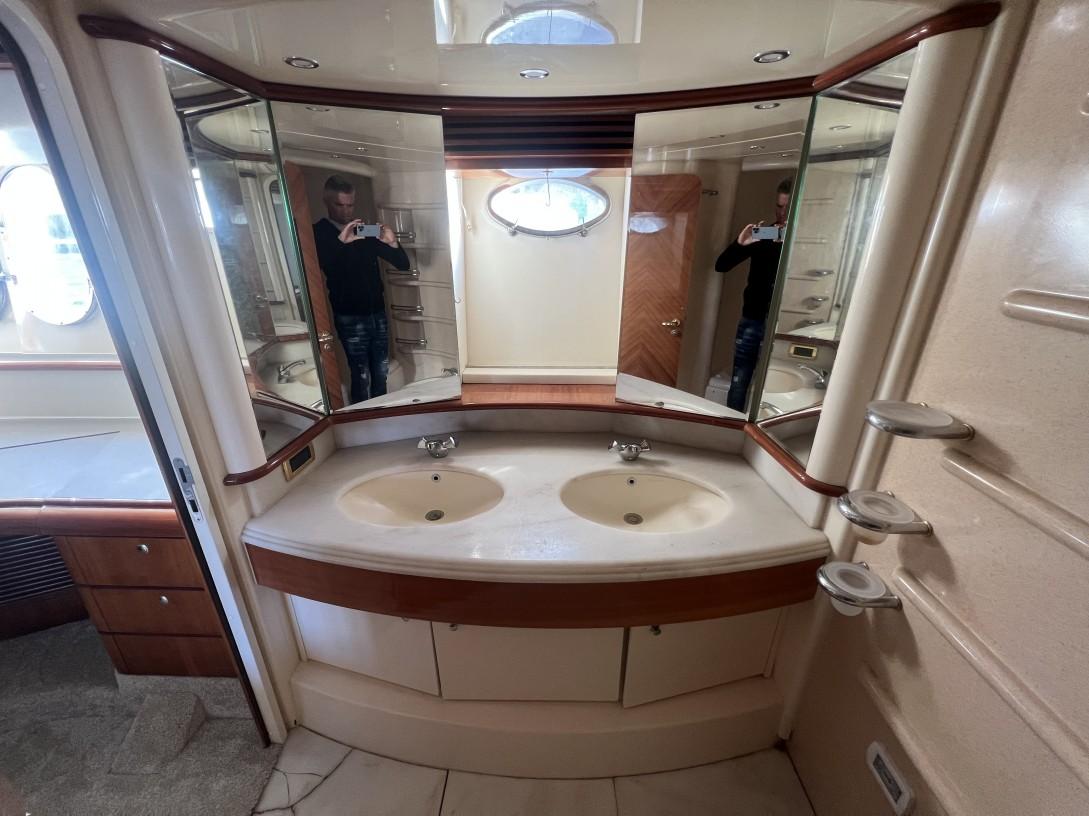 2001 Azimut 68 large 56