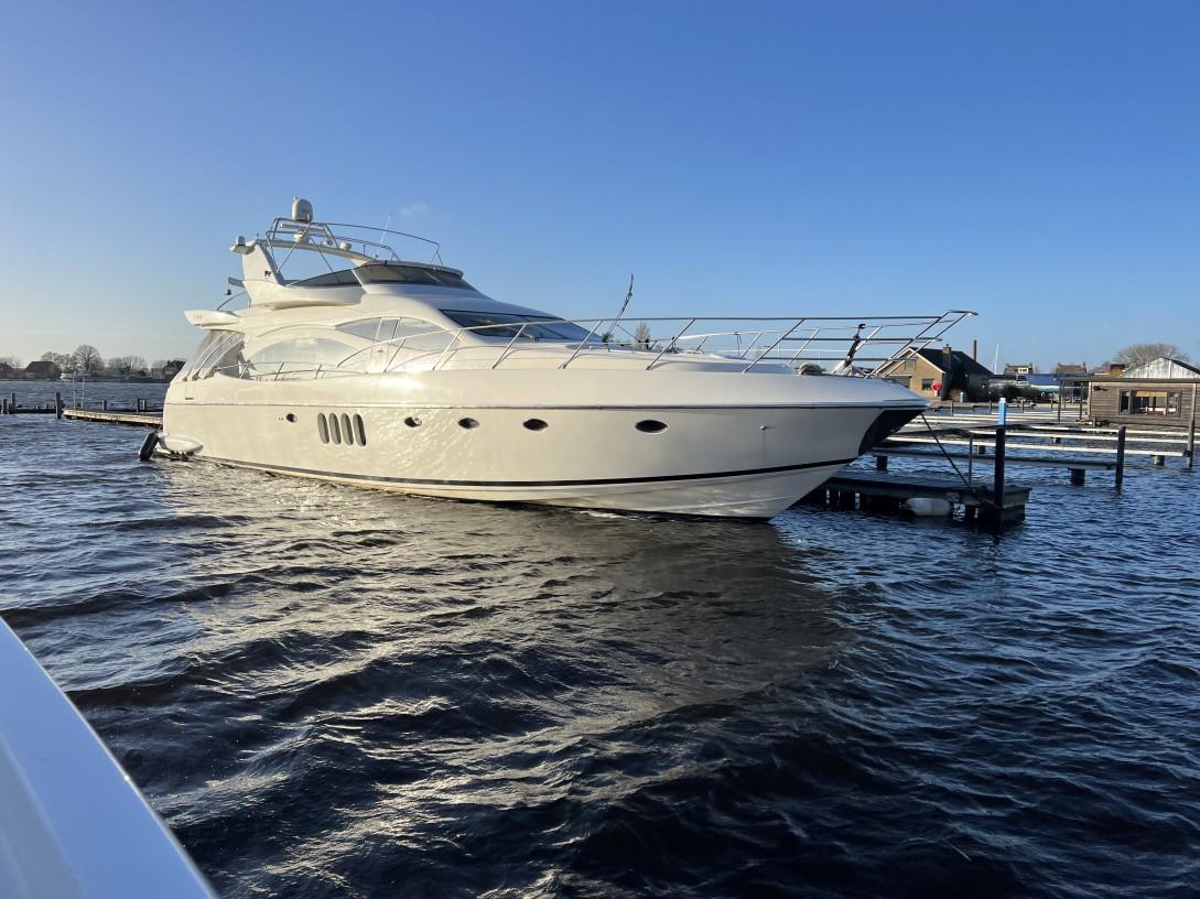 2001 Azimut 68 large 71