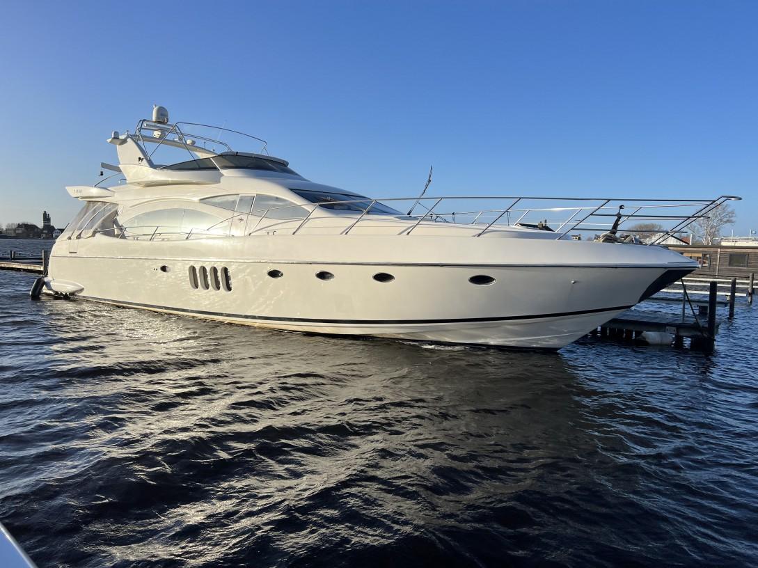 2001 Azimut 68 large 73