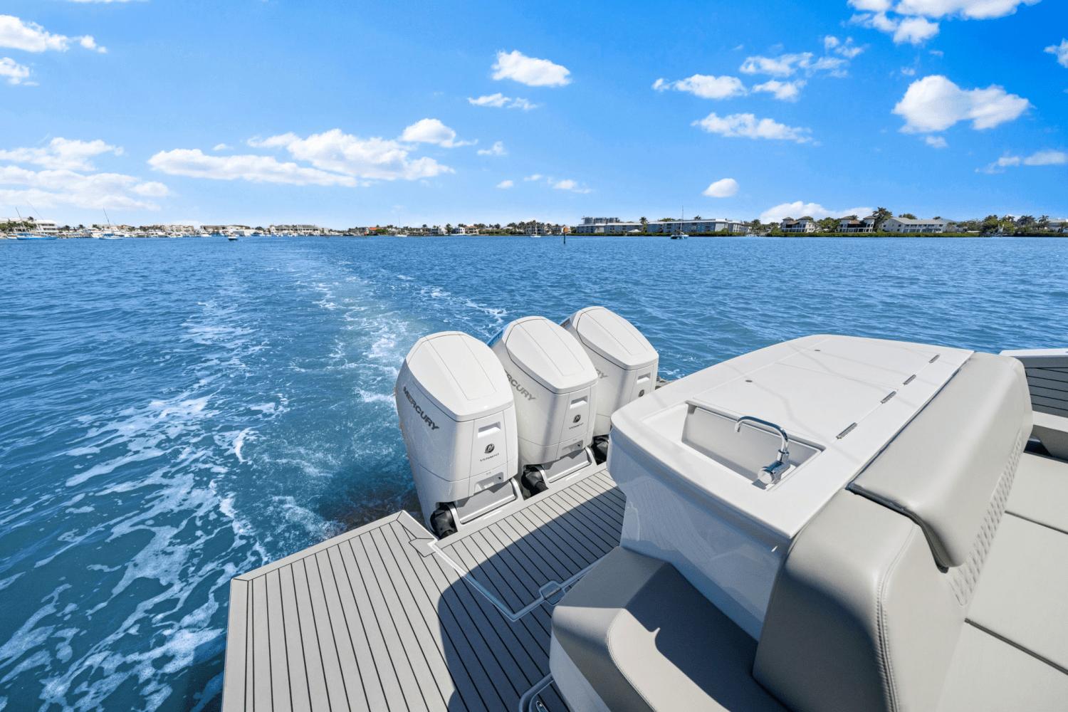 2025-cruisers-yachts-50-gls-outboard-power-9622572-974797310-0-060320250657-0
