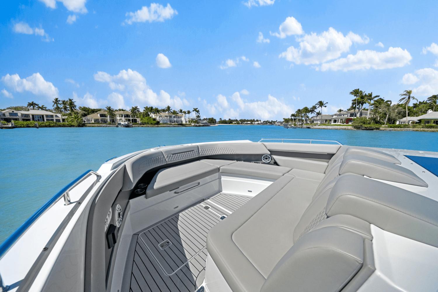 2025-cruisers-yachts-50-gls-outboard-power-9622572-974797356-0-060320250659-1