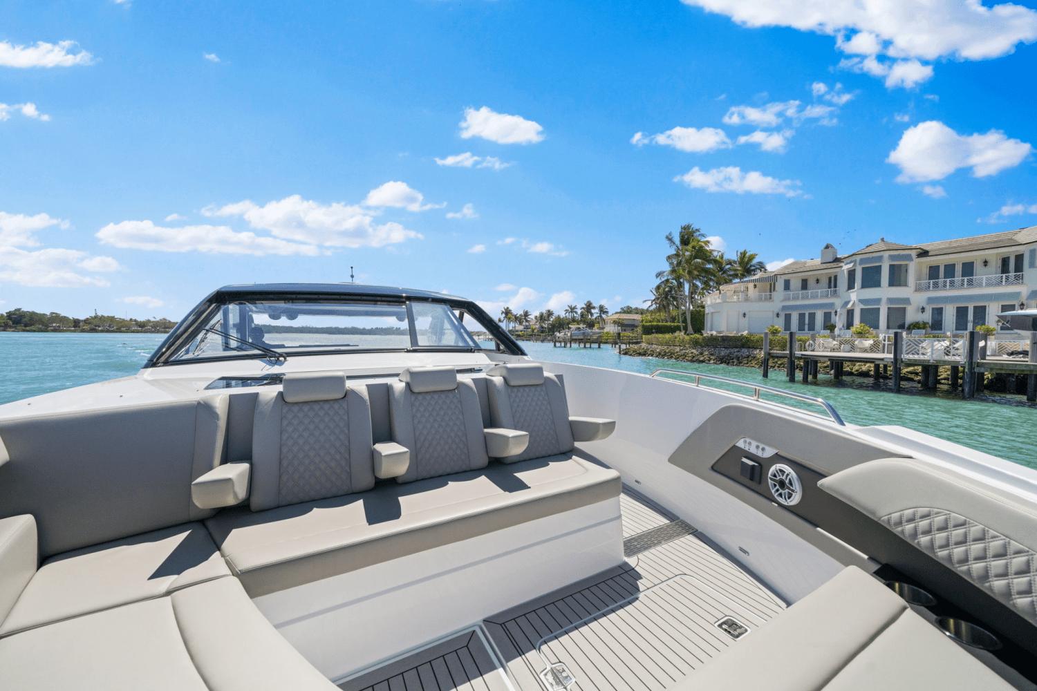 2025-cruisers-yachts-50-gls-outboard-power-9622572-974797362-0-060320250700-11