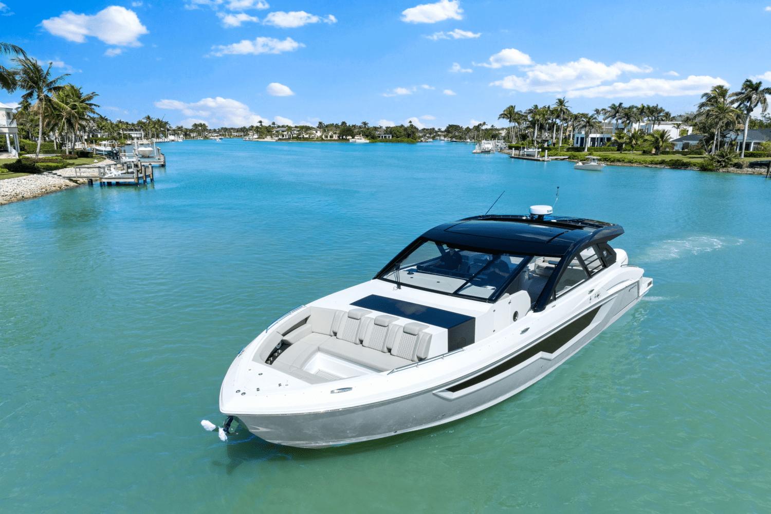 2025-cruisers-yachts-50-gls-outboard-power-9622572-974797450-0-060320250702-11