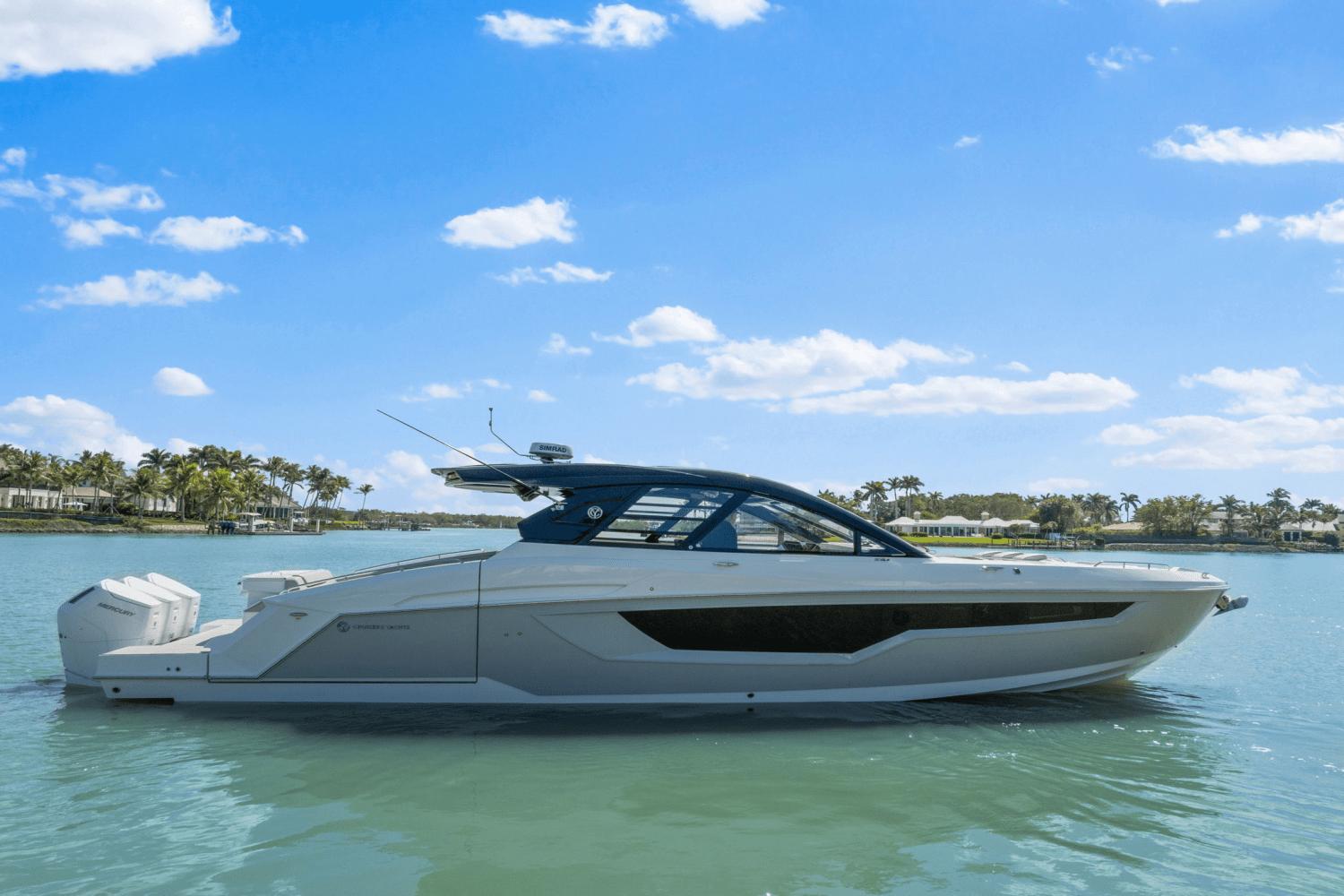 2025-cruisers-yachts-50-gls-outboard-power-9622572-974797451-0-060320250702-7