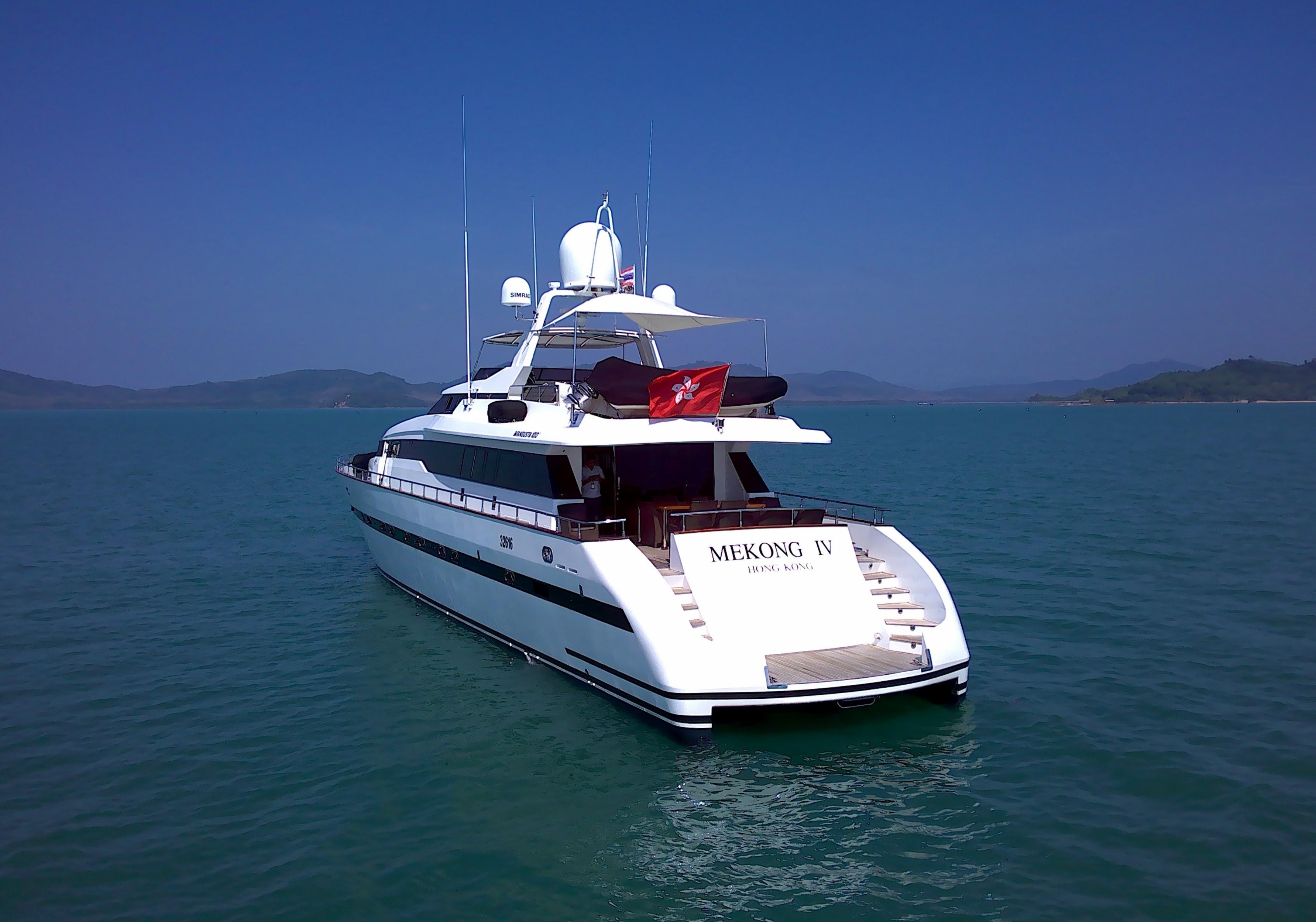 mangusta 100 yacht