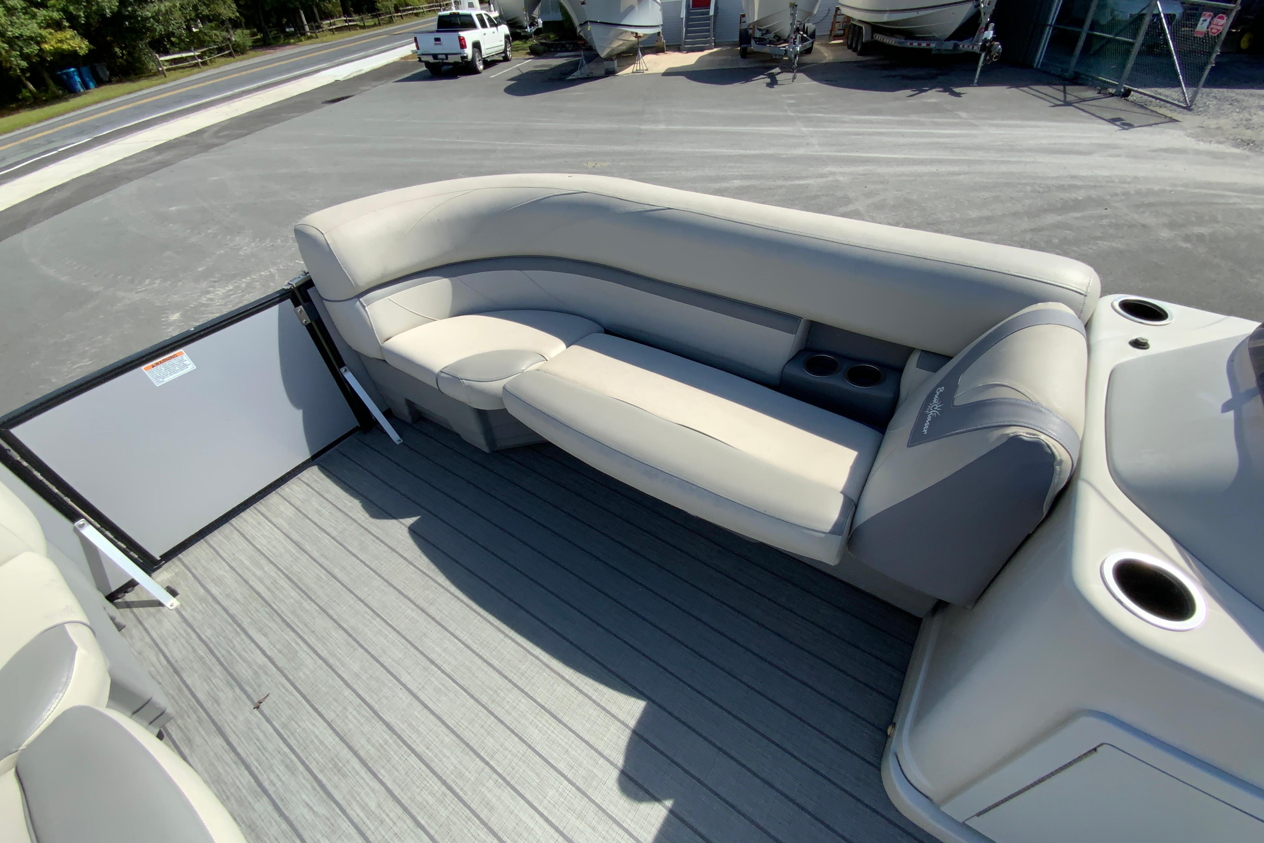 2019 Sunchaser Geneva Cruise 24 LR DH Sport-19