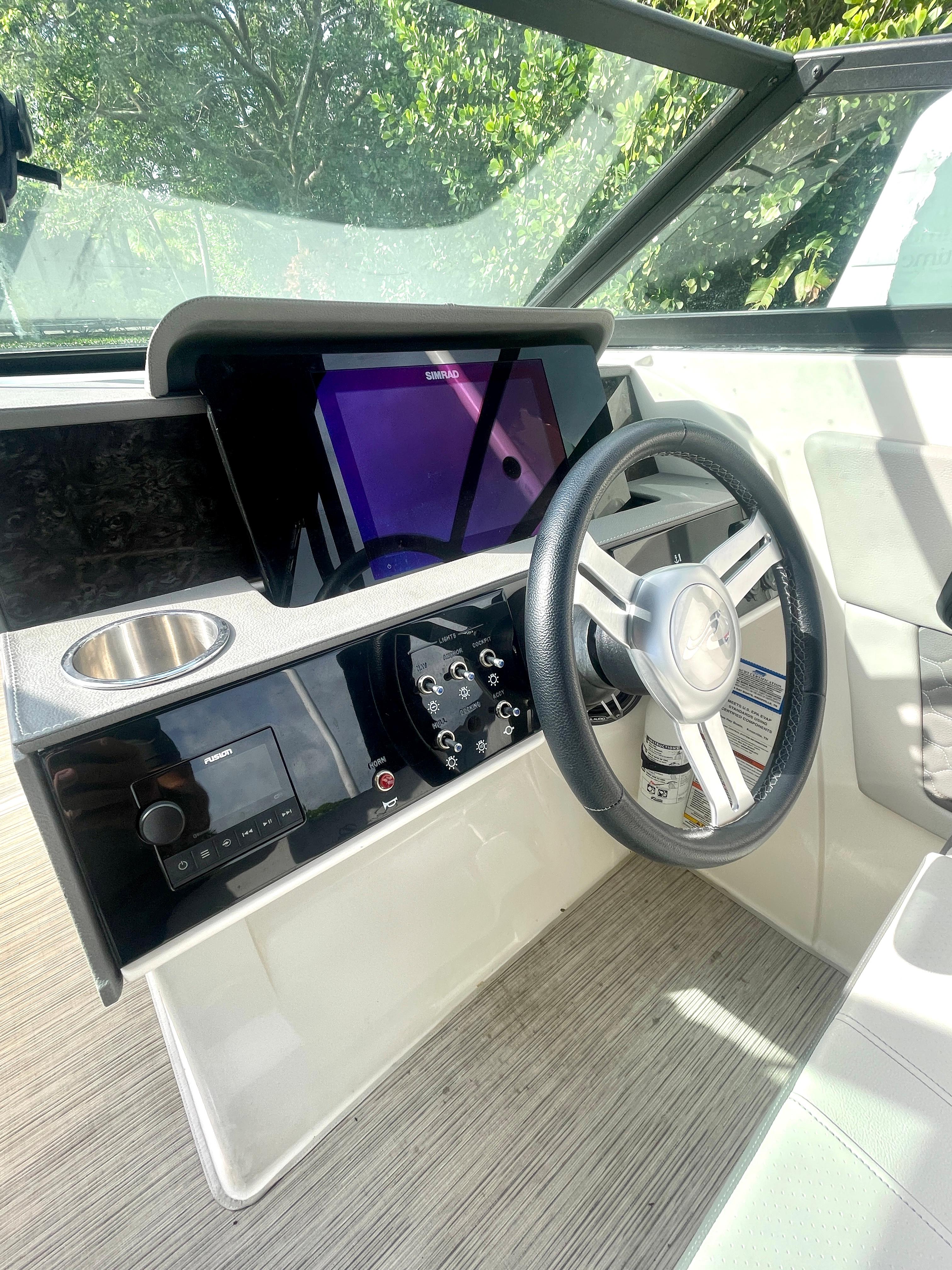 2021 Sea Ray SDX 270 - Helm