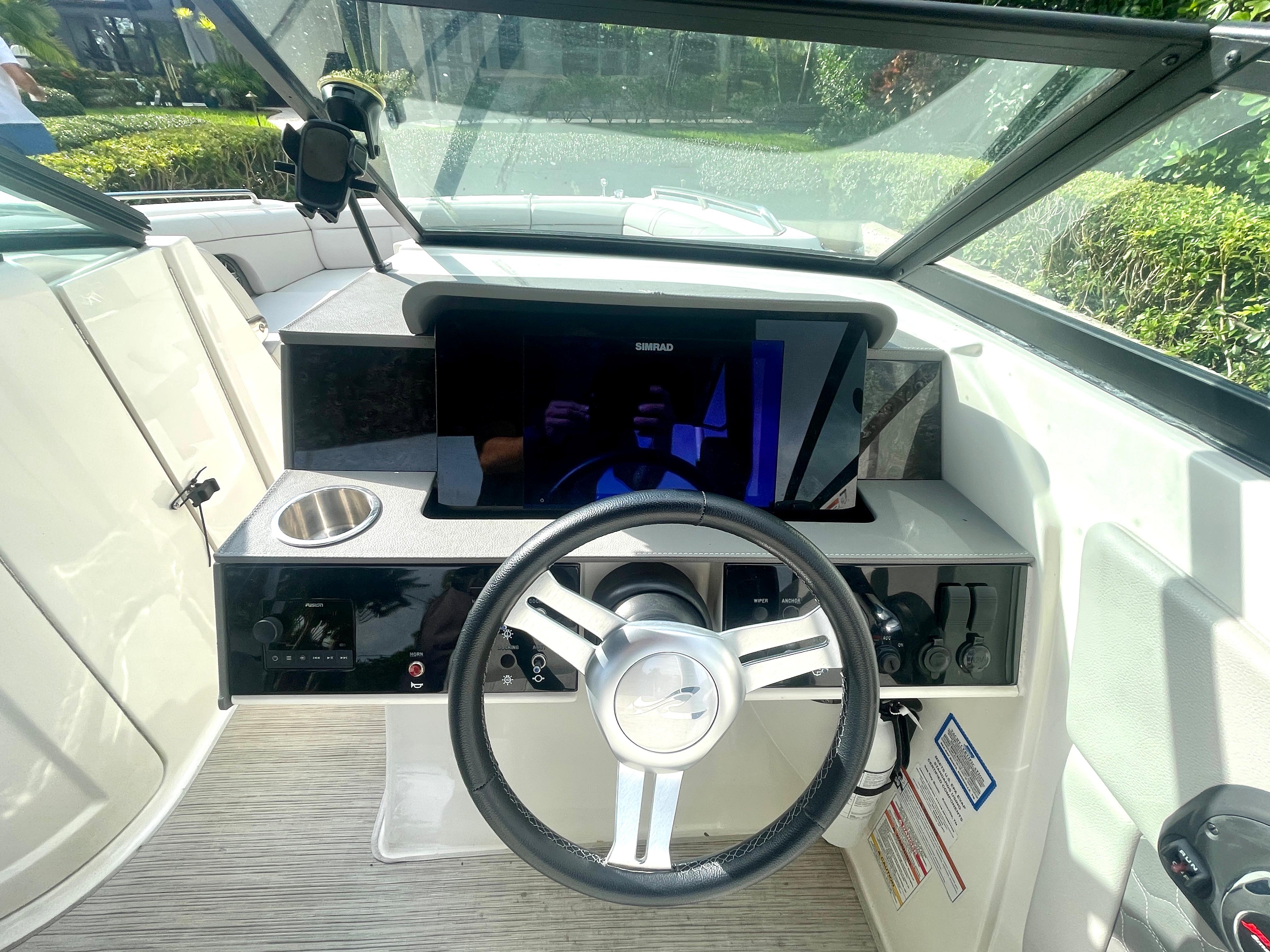 2021 Sea Ray SDX 270 - Helm