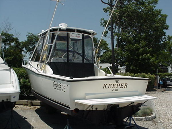 2001 Carolina Classic 25 Classic boat named "Keeper" on display outdoors.