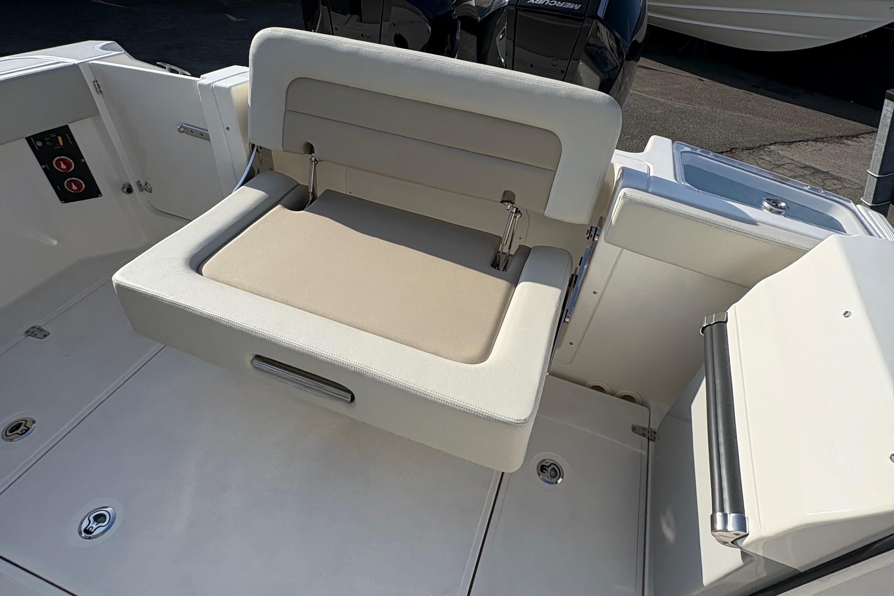 2025 Boston Whaler 280 Vantage #BW0464B inventory image at Sun Country Marine Group, Newport Beach 2025 Boston Whaler 280 Vantage #BW0464B inventory image at Sun Country Marine Group, Newport Beach