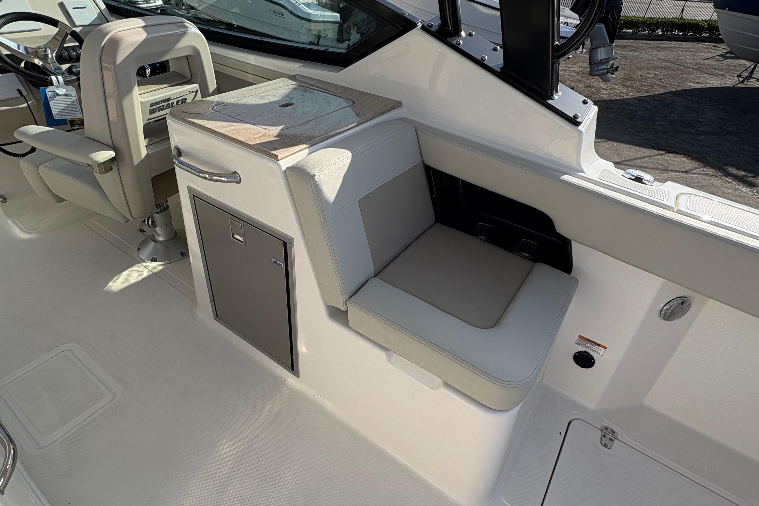 2025 Boston Whaler 280 Vantage #BW0464B inventory image at Sun Country Marine Group, Newport Beach 2025 Boston Whaler 280 Vantage #BW0464B inventory image at Sun Country Marine Group, Newport Beach