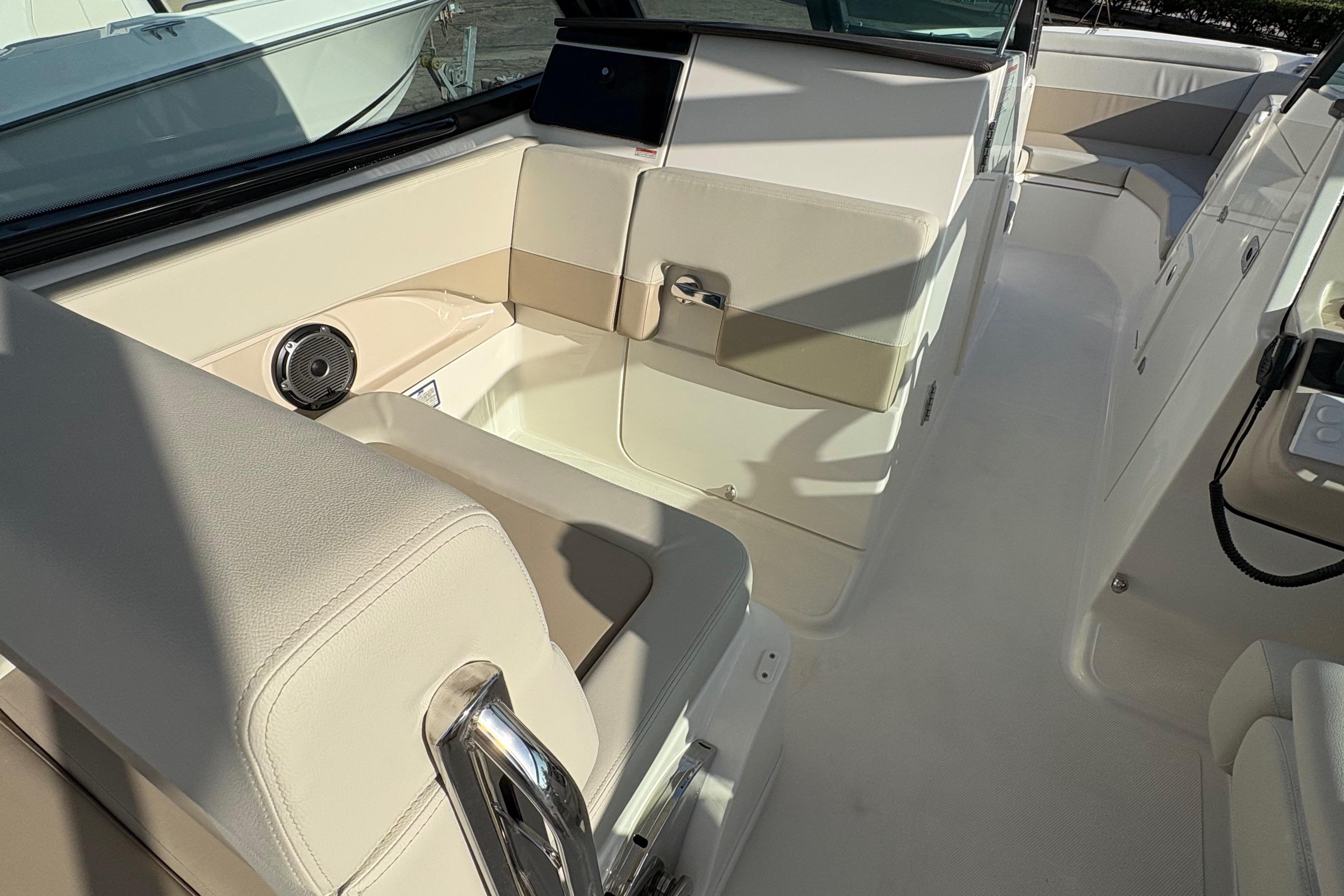 2025 Boston Whaler 280 Vantage #BW0464B inventory image at Sun Country Marine Group, Newport Beach 2025 Boston Whaler 280 Vantage #BW0464B inventory image at Sun Country Marine Group, Newport Beach