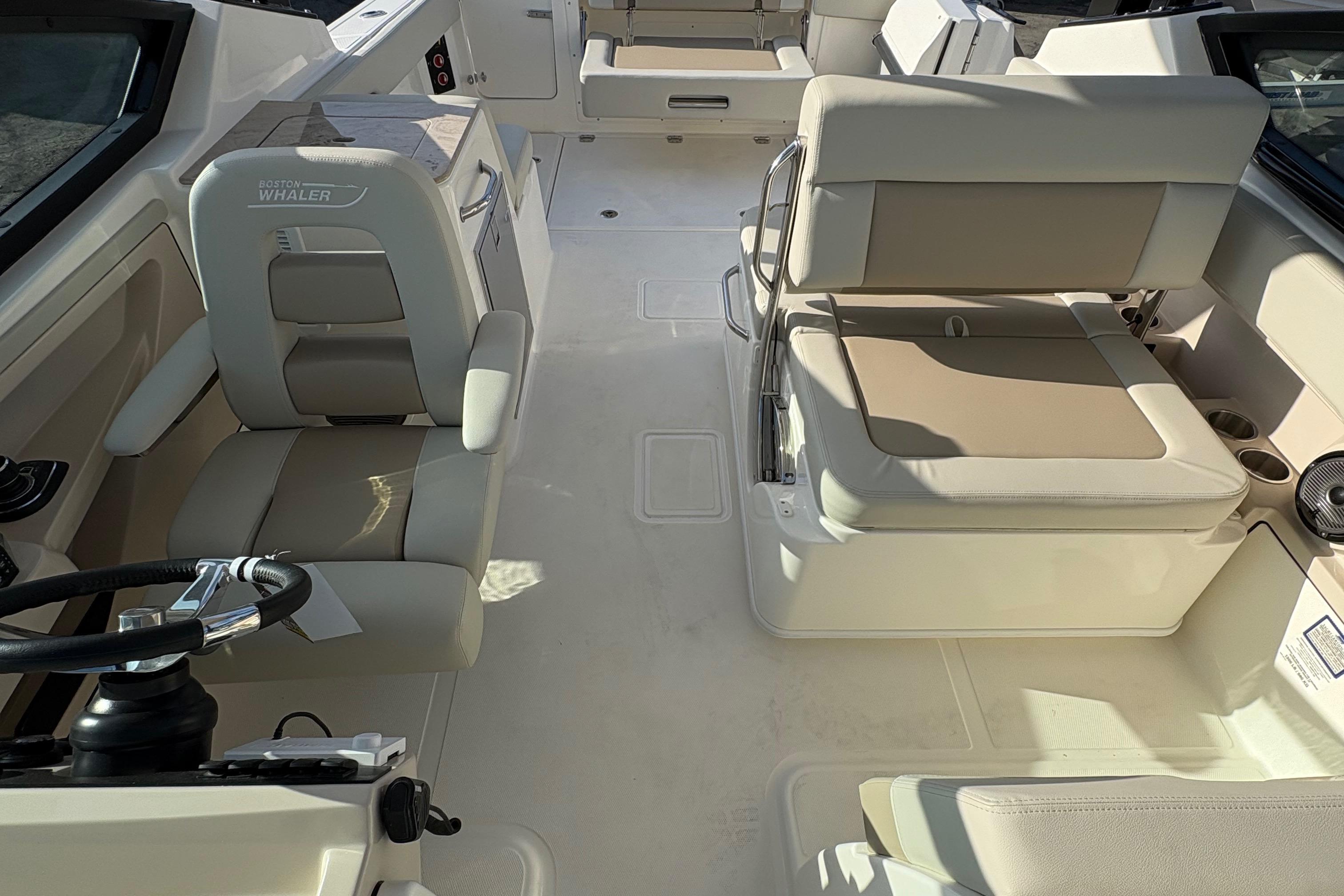 2025 Boston Whaler 280 Vantage #BW0464B inventory image at Sun Country Marine Group, Newport Beach 2025 Boston Whaler 280 Vantage #BW0464B inventory image at Sun Country Marine Group, Newport Beach