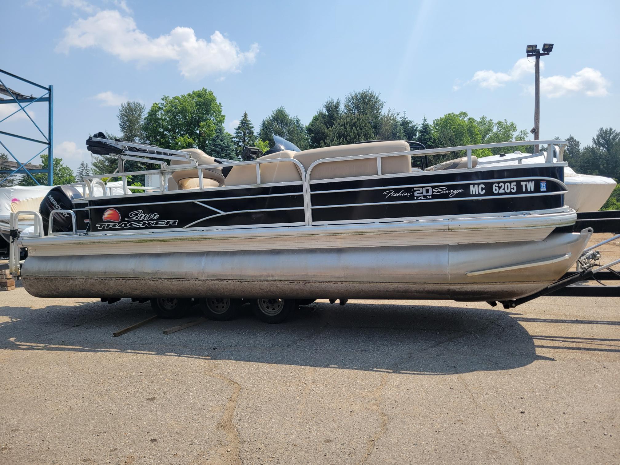2016 Sun Tracker Fishin’ Barge 20 DLX Gallery