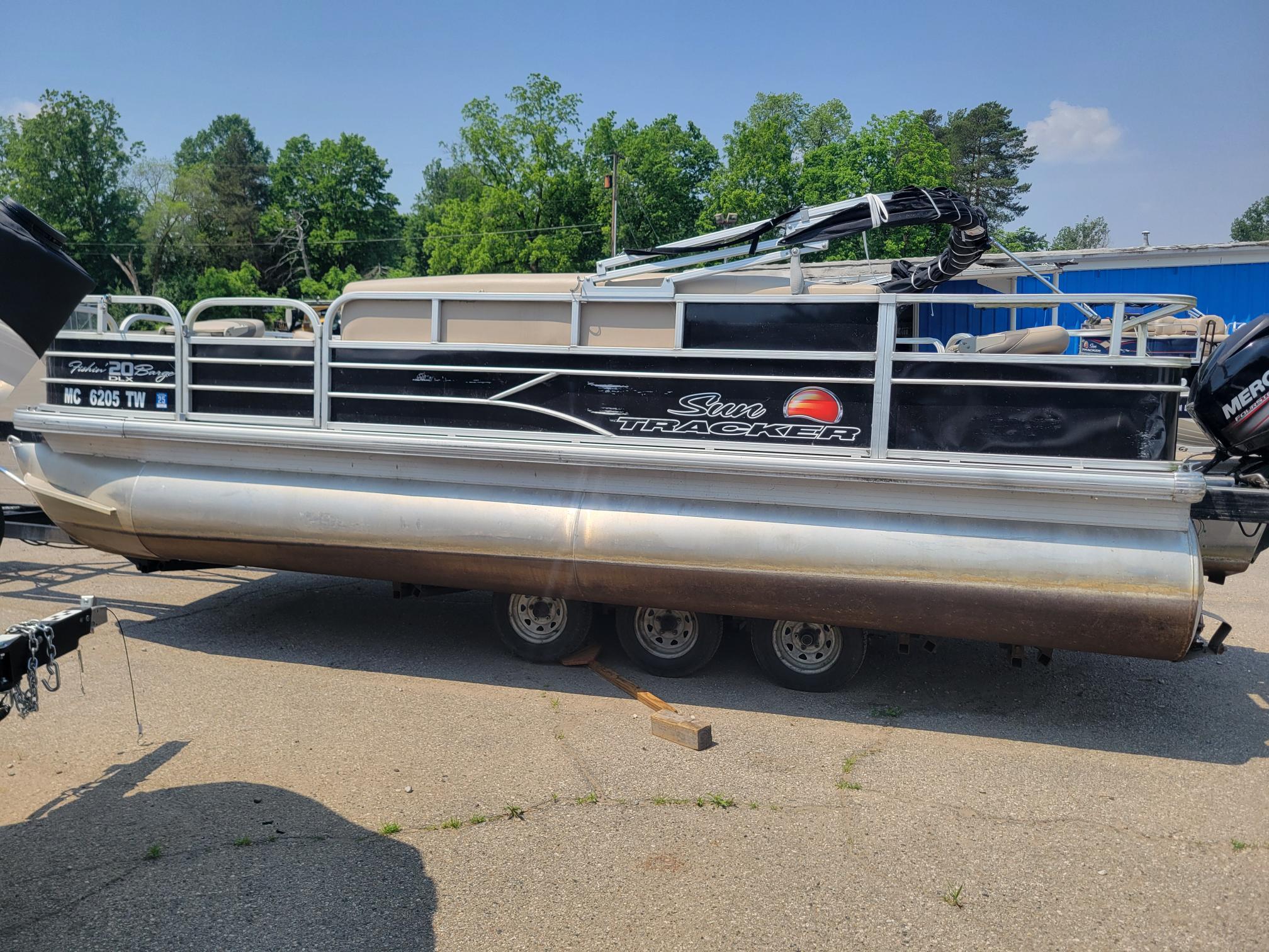 2016 Sun Tracker Fishin’ Barge 20 DLX Gallery
