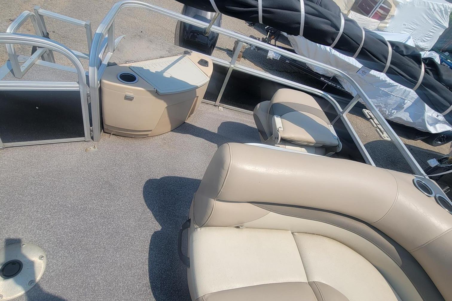 2016 Sun Tracker Fishin’ Barge 20 DLX Gallery
