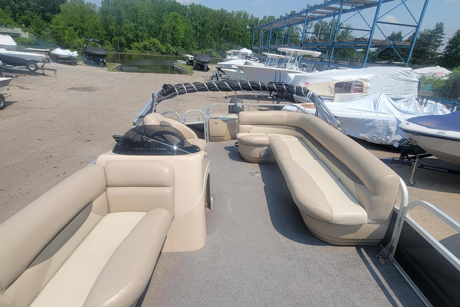 2016 Sun Tracker Fishin’ Barge 20 DLX Gallery