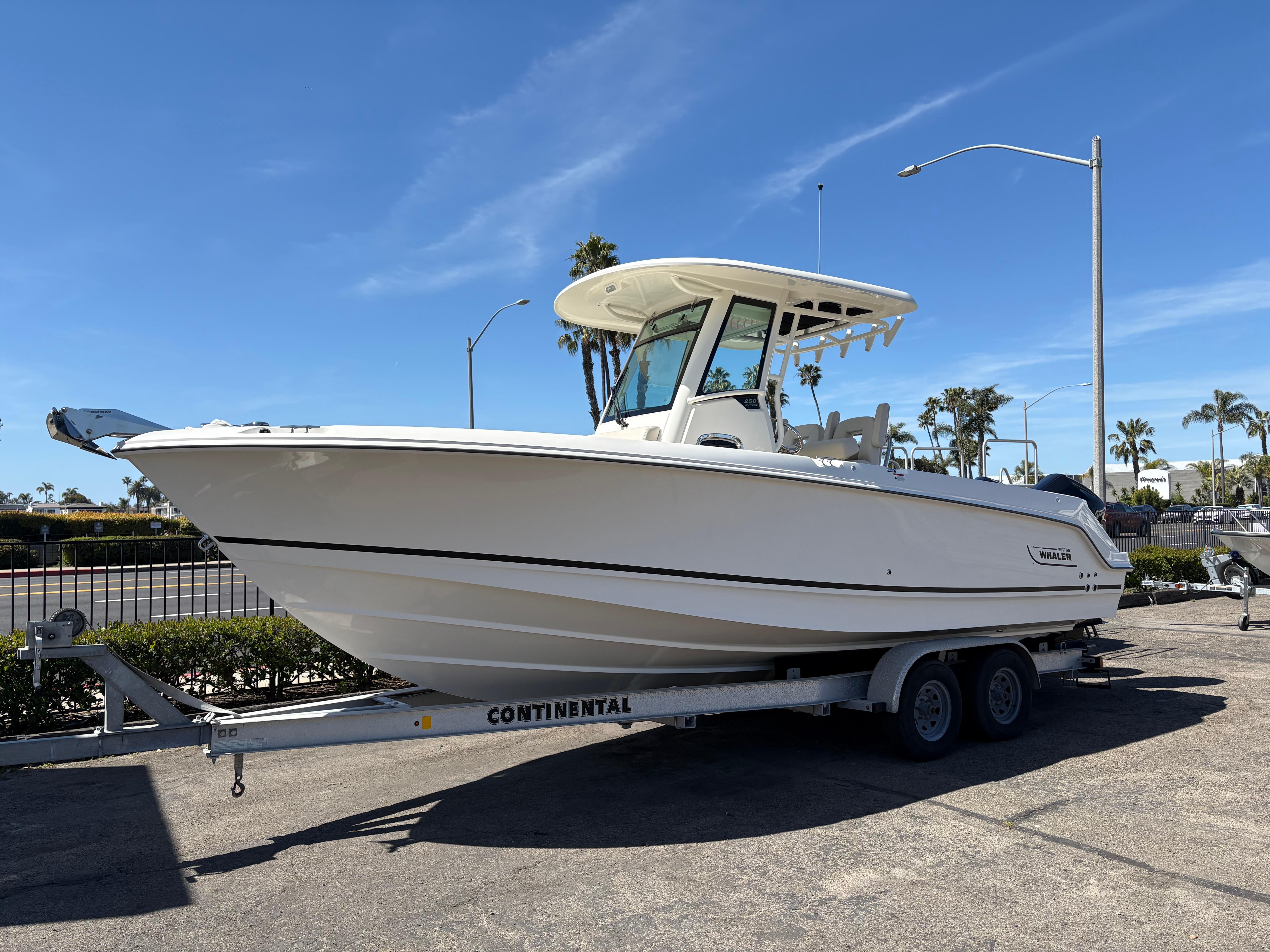 2025 Boston Whaler 250 Outrage #BW0788L primary image