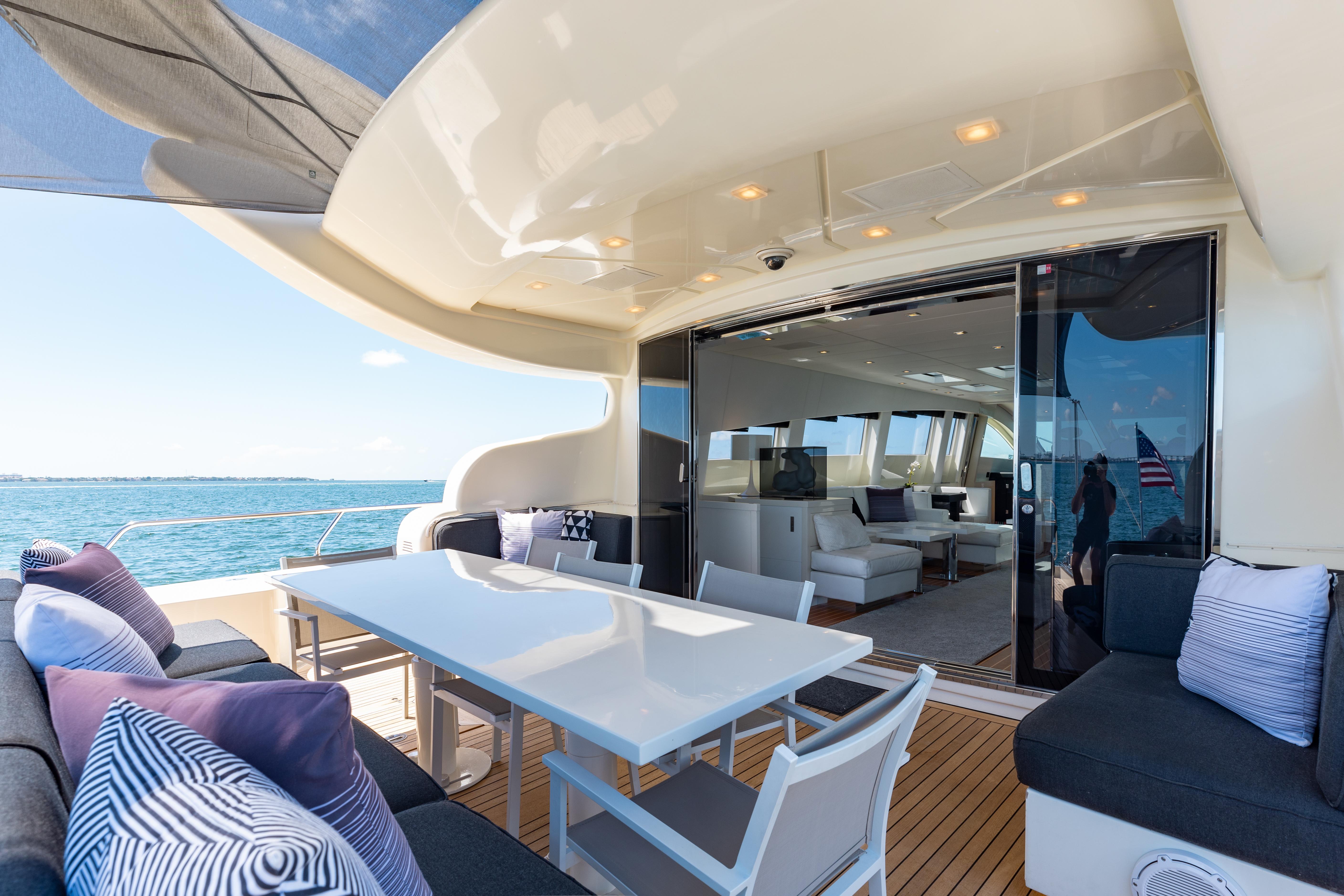 Leopard-Cantiere Navale Arno SpA 2007-VENTURE FL-US-Luxurious 2007 Leopard yacht deck with seating, dining area, and ocean view.-9232651 | Thumbnail