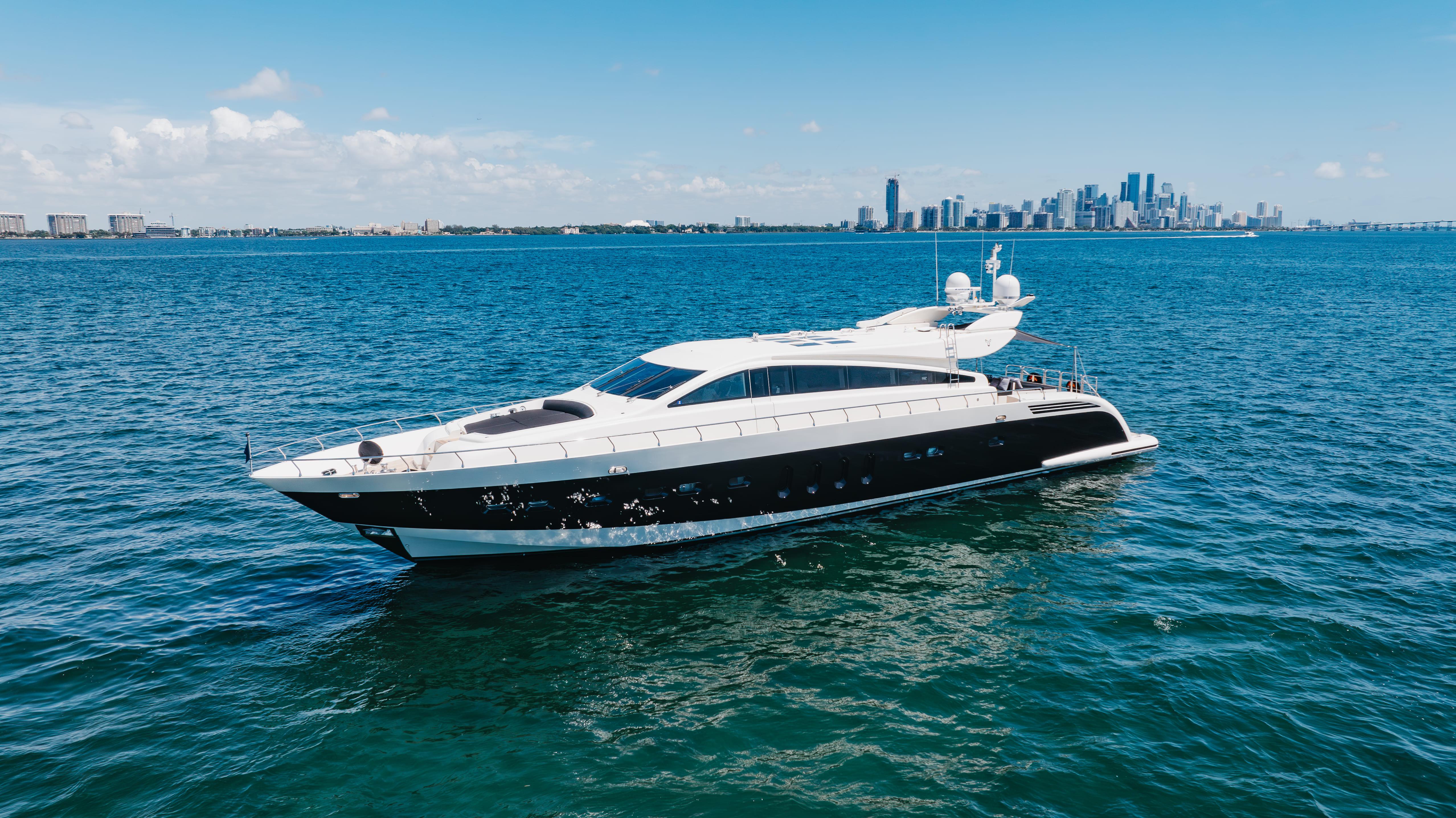 Leopard-Cantiere Navale Arno SpA 2007-VENTURE FL-US-Luxurious 2007 Leopard yacht cruising on blue ocean with city skyline in background.-9232651